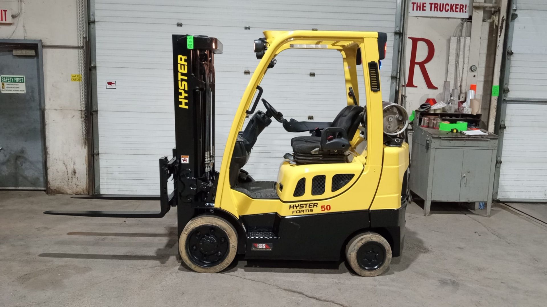 2016 HYSTER 5,000lbs Capacity LPG (Propane) Forklift with sideshift & 3-STAGE MAST & Non Marking