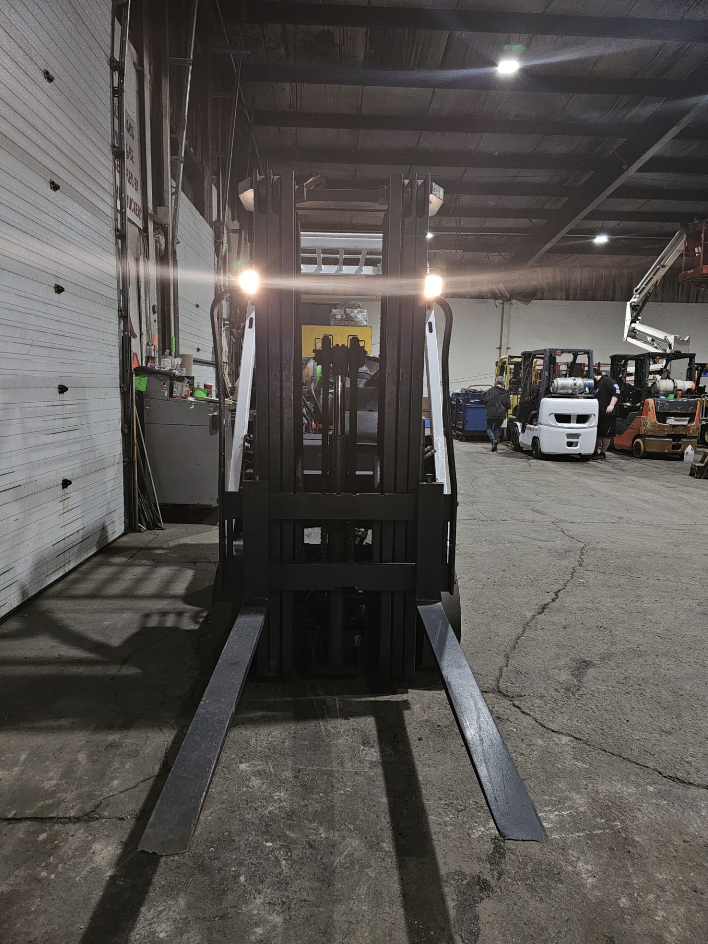 2013 Nissan 5000lbs Capacity LPG (Propane) forklift INDOOR 3-STAGE MAST with (no propane tank - Image 5 of 5