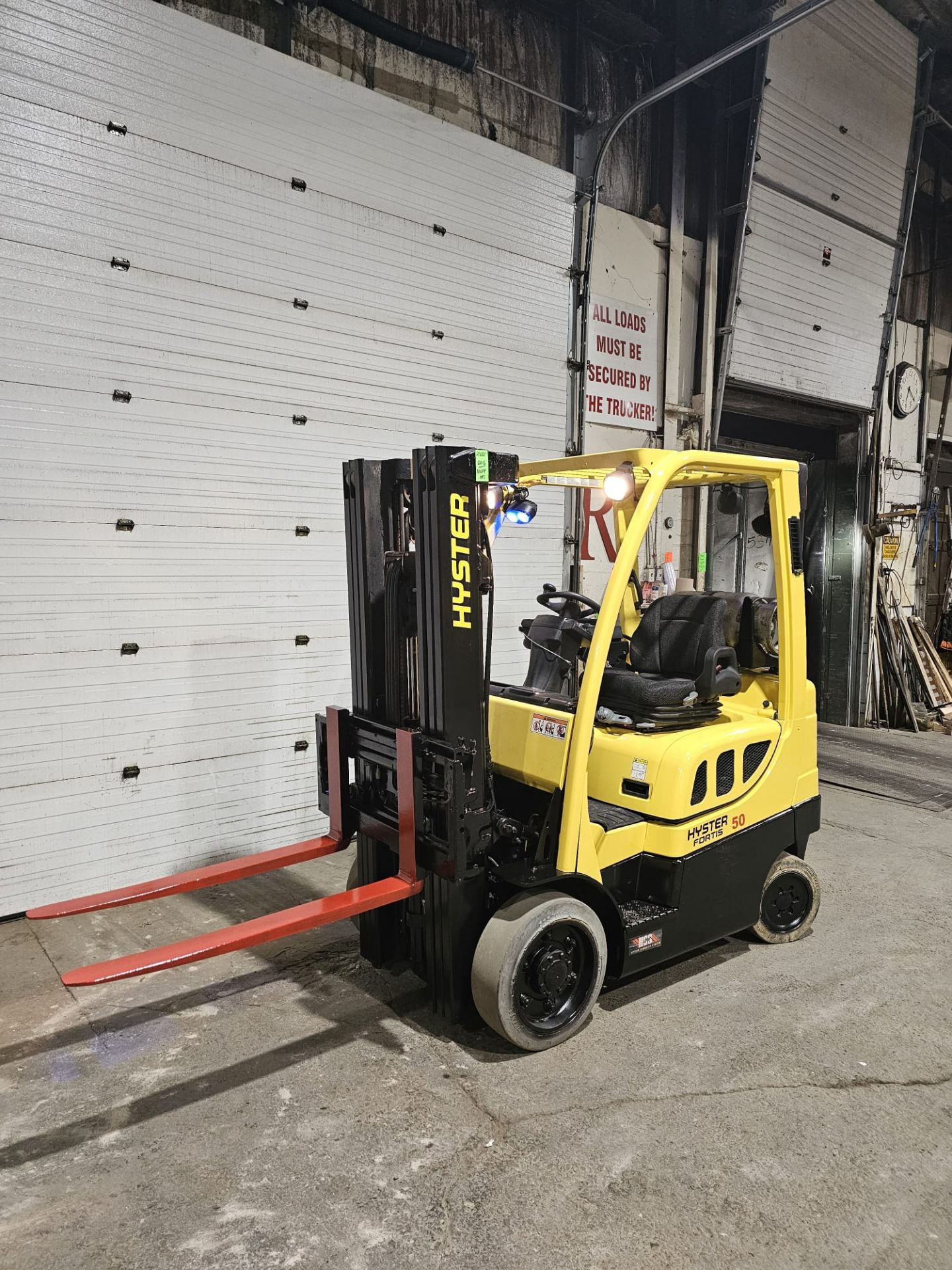 2016 HYSTER 5,000lbs Capacity LPG (Propane) Forklift with sideshift - 4 function control hookup & - Image 2 of 8
