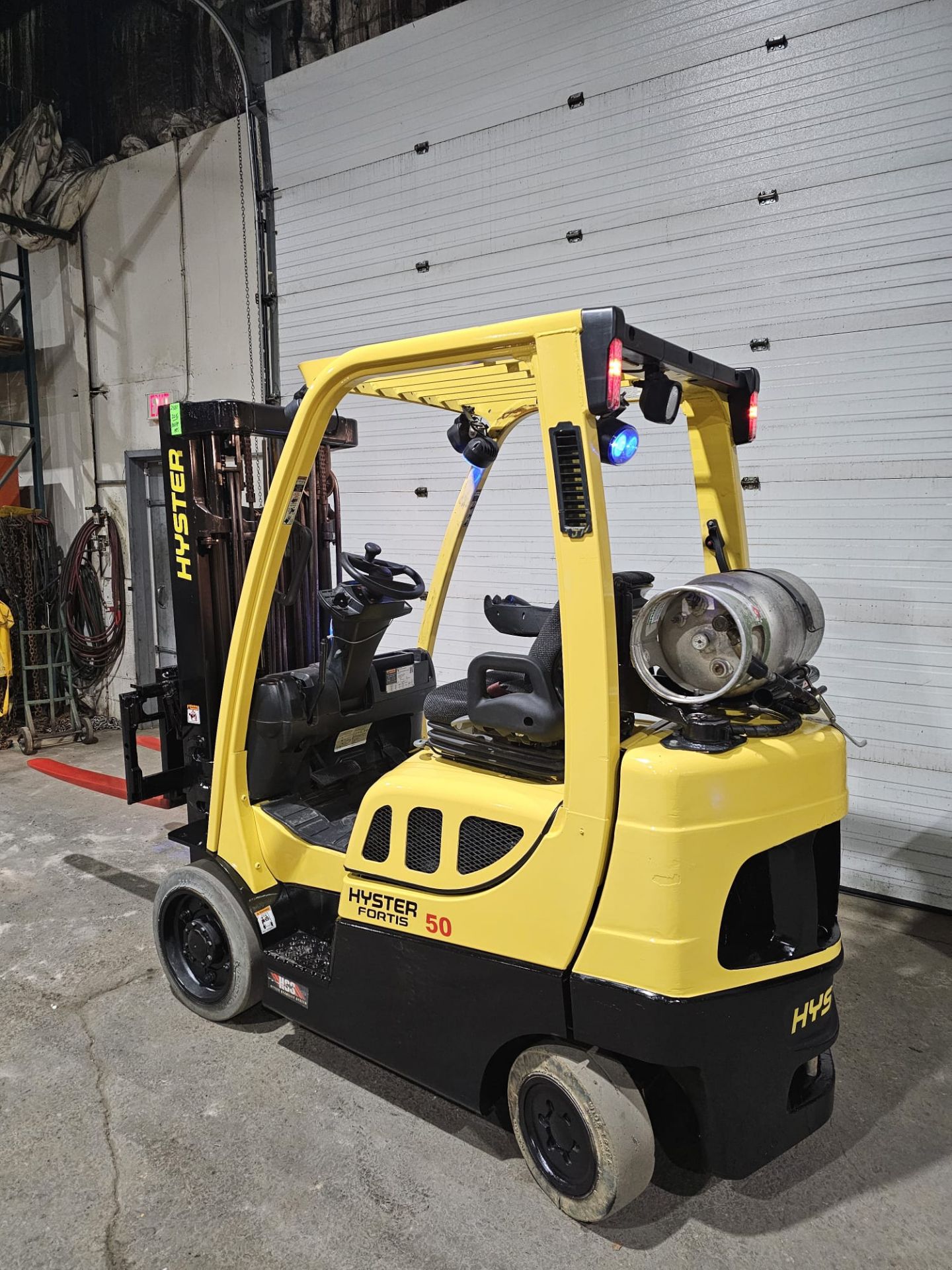 2016 HYSTER 5,000lbs Capacity LPG (Propane) Forklift with sideshift - 4 function control hookup & - Image 3 of 8
