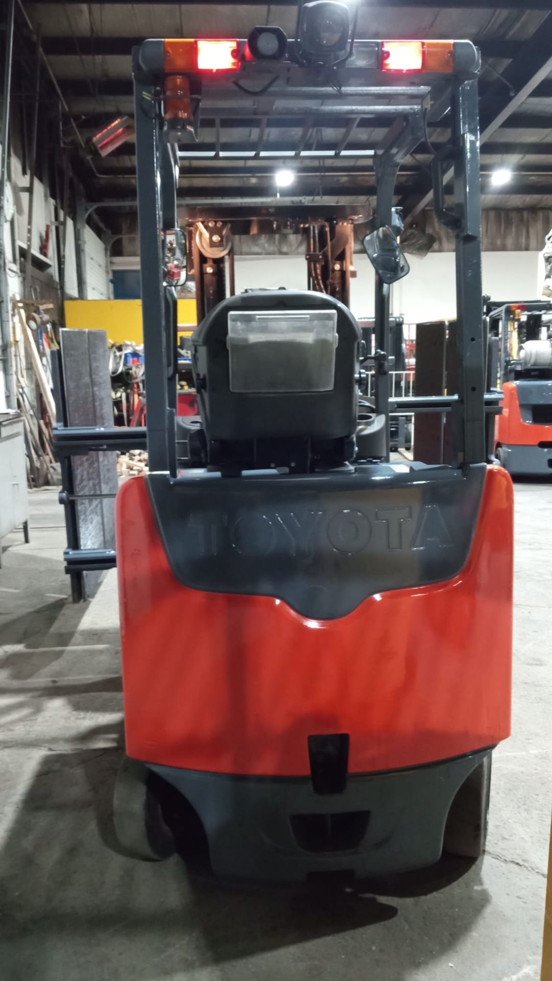 2016 Toyota 5,000lbs Capacity Electric Forklift 48V with sideshift & 3-STAGE MAST & Clamping - Image 5 of 5