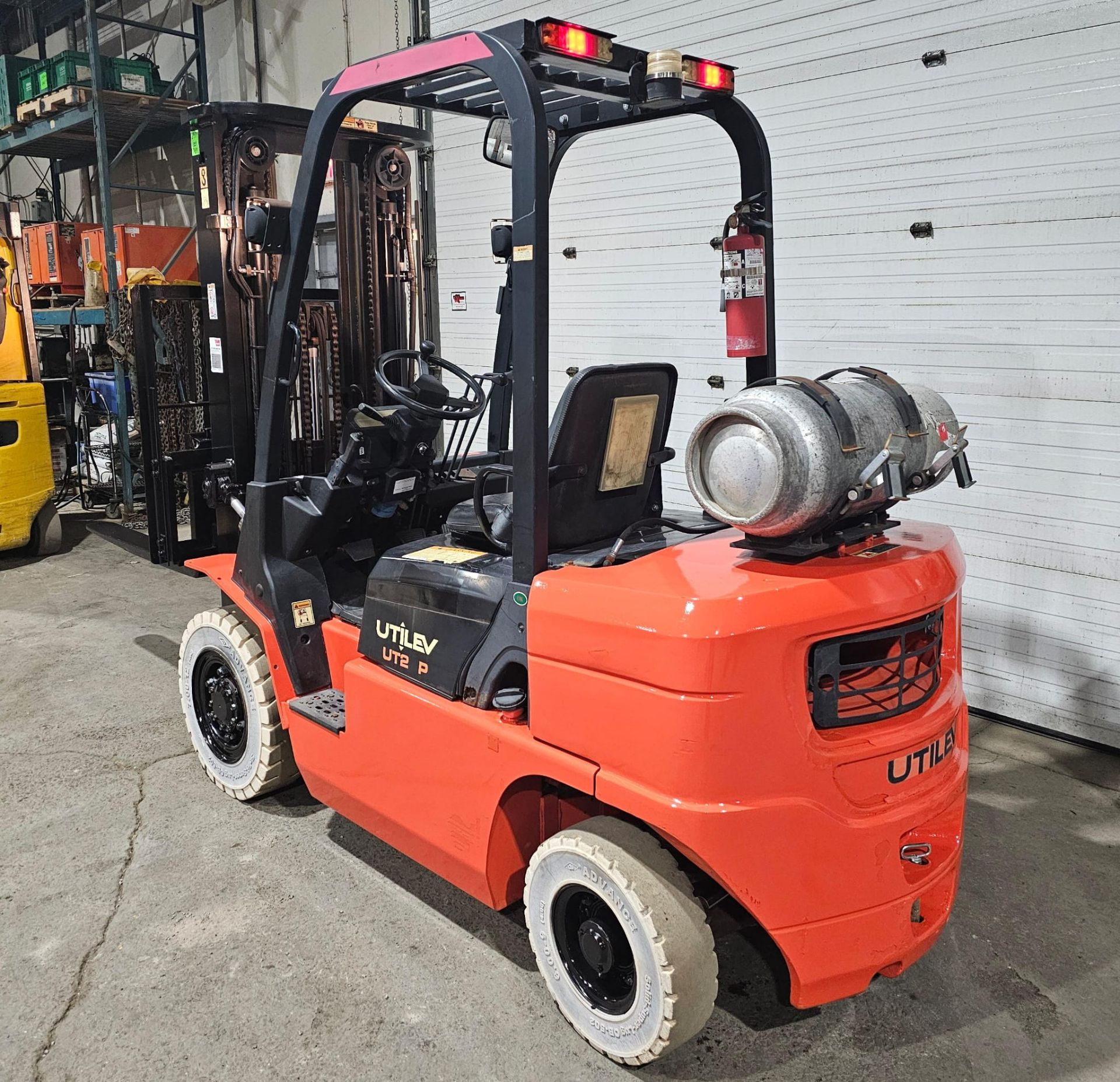 2016 Utilev 5,000lbs Capacity LPG (Propane) OUTDOOR Forklift with sideshift & 3-STAGE MAST & tires - Image 2 of 6