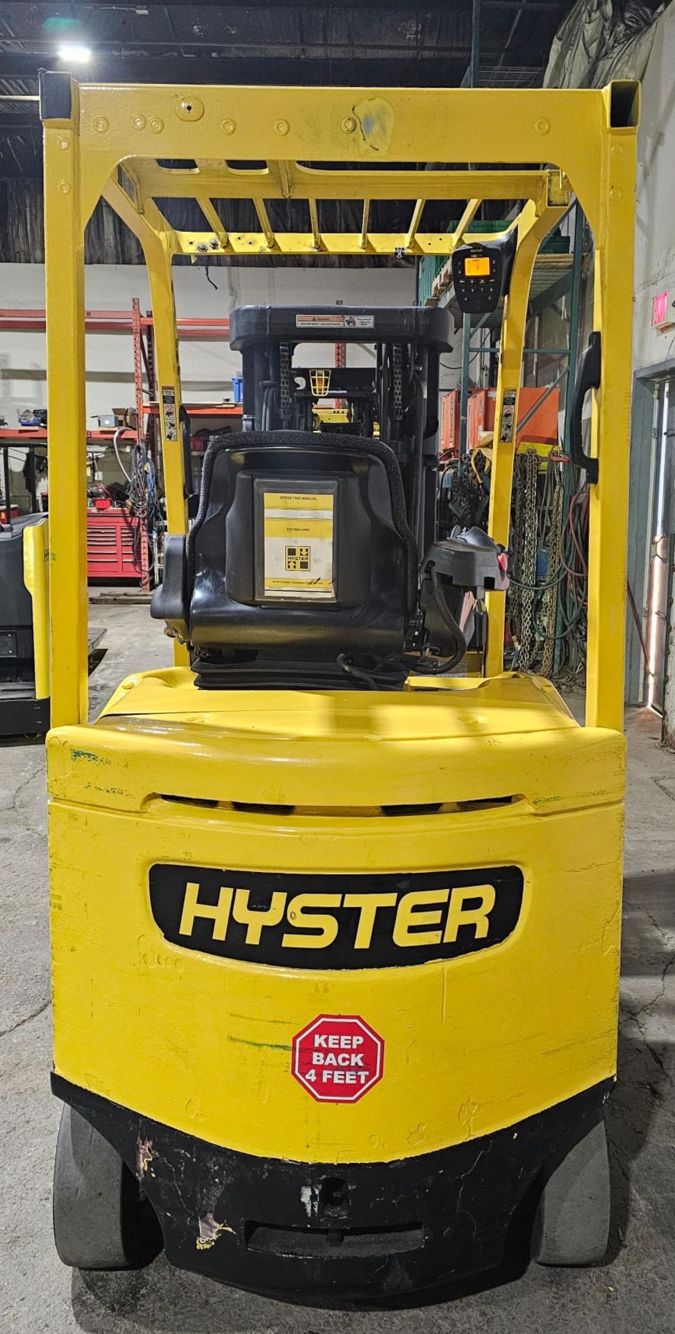 2015 Hyster 4,500lbs Capacity Forklift Electric 48V with sideshift & 3-STAGE MAST 189" load height - Image 4 of 5