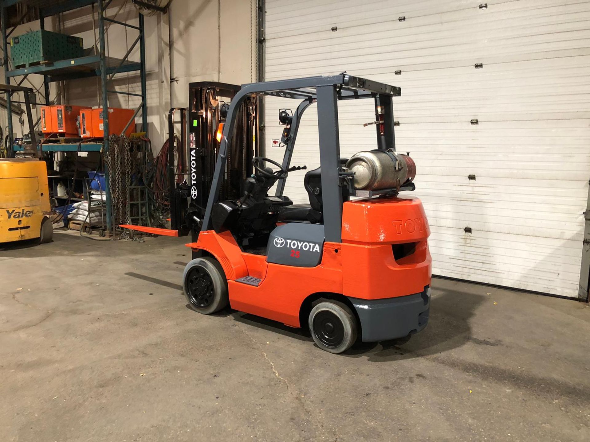 Toyota 5,000lbs Capacity LPG (Propane) Forklift with sideshift and 3-STAGE MAST (no propane tank - Image 2 of 5