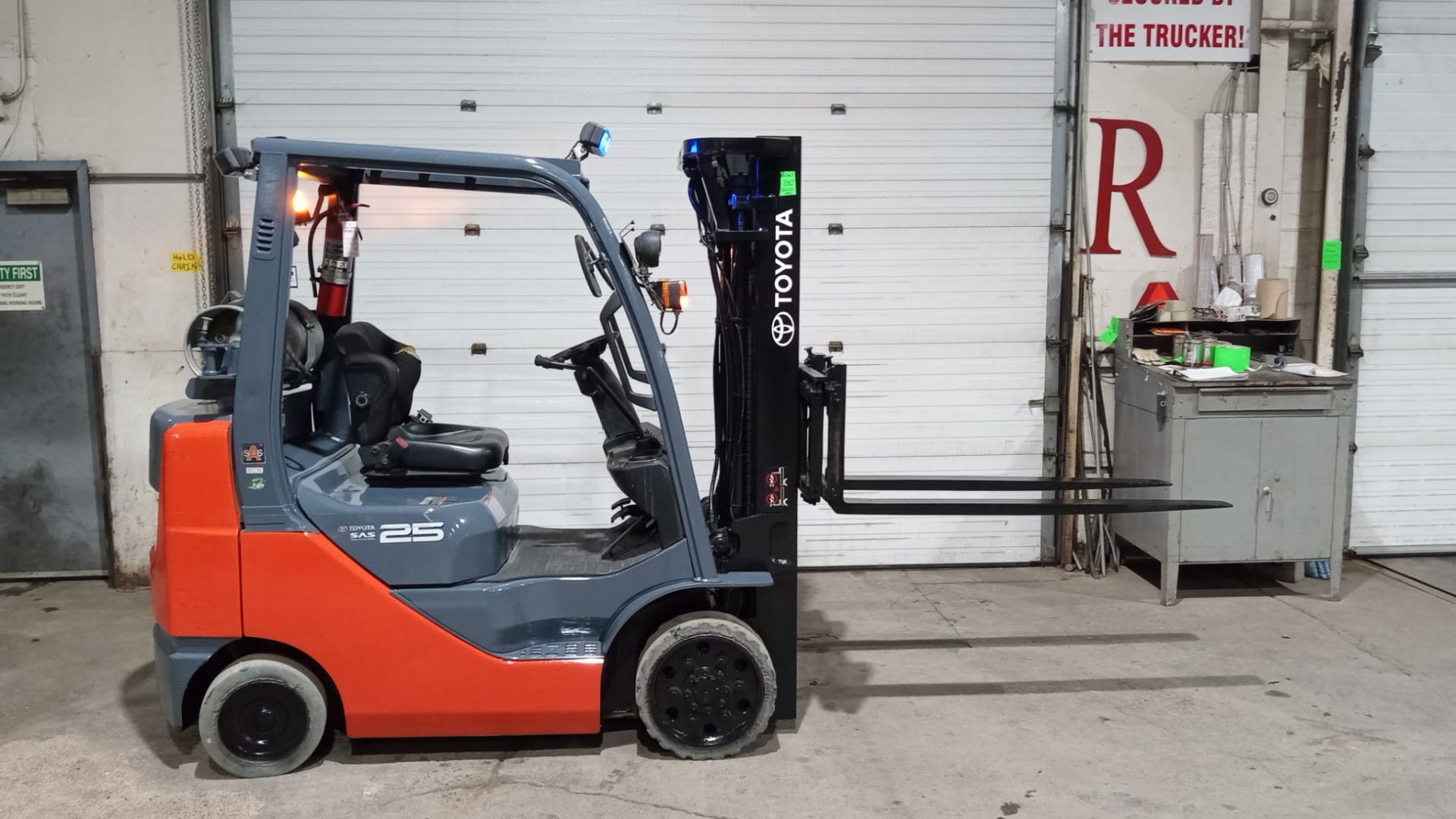 2007 TOYOTA 5,000lbs Capacity LPG (Propane) Forklift with sideshift and 3-STAGE MAST & Non Marking