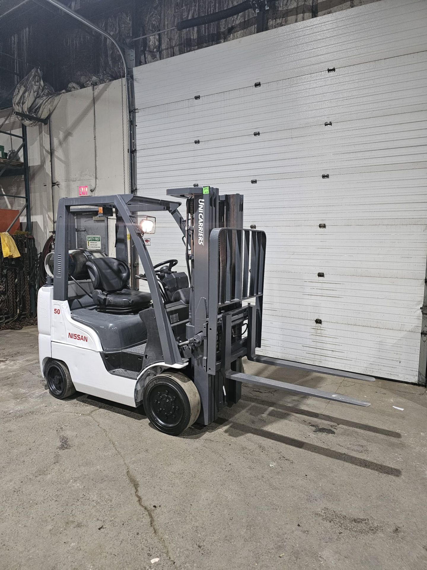 2013 Nissan 5000lbs Capacity LPG (Propane) Forklift 3-STAGE MAST with sideshift (no propane tank - Image 3 of 5