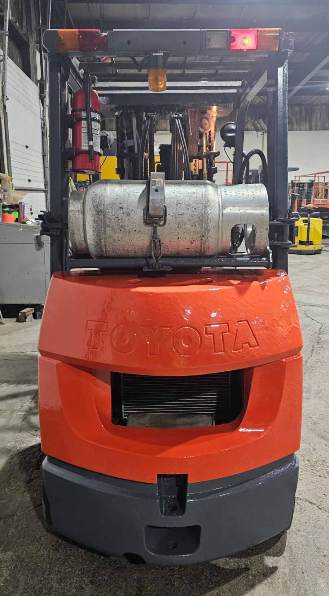 Toyota 4,000lbs Capacity LPG (Propane) Forklift with sideshift & 4-STAGE MAST with Front tires - Image 4 of 6