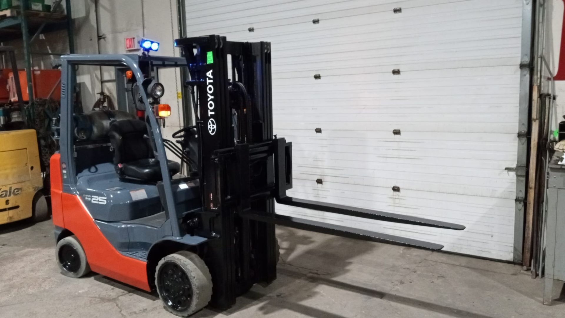 2007 TOYOTA 5,000lbs Capacity LPG (Propane) Forklift with sideshift and 3-STAGE MAST & Non Marking - Image 3 of 5