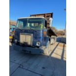 1995 Volvo Roll Off Truck - Lift Steer Axle - 159,606km WINCH STYLE UNIT - 38,000lbs payload,