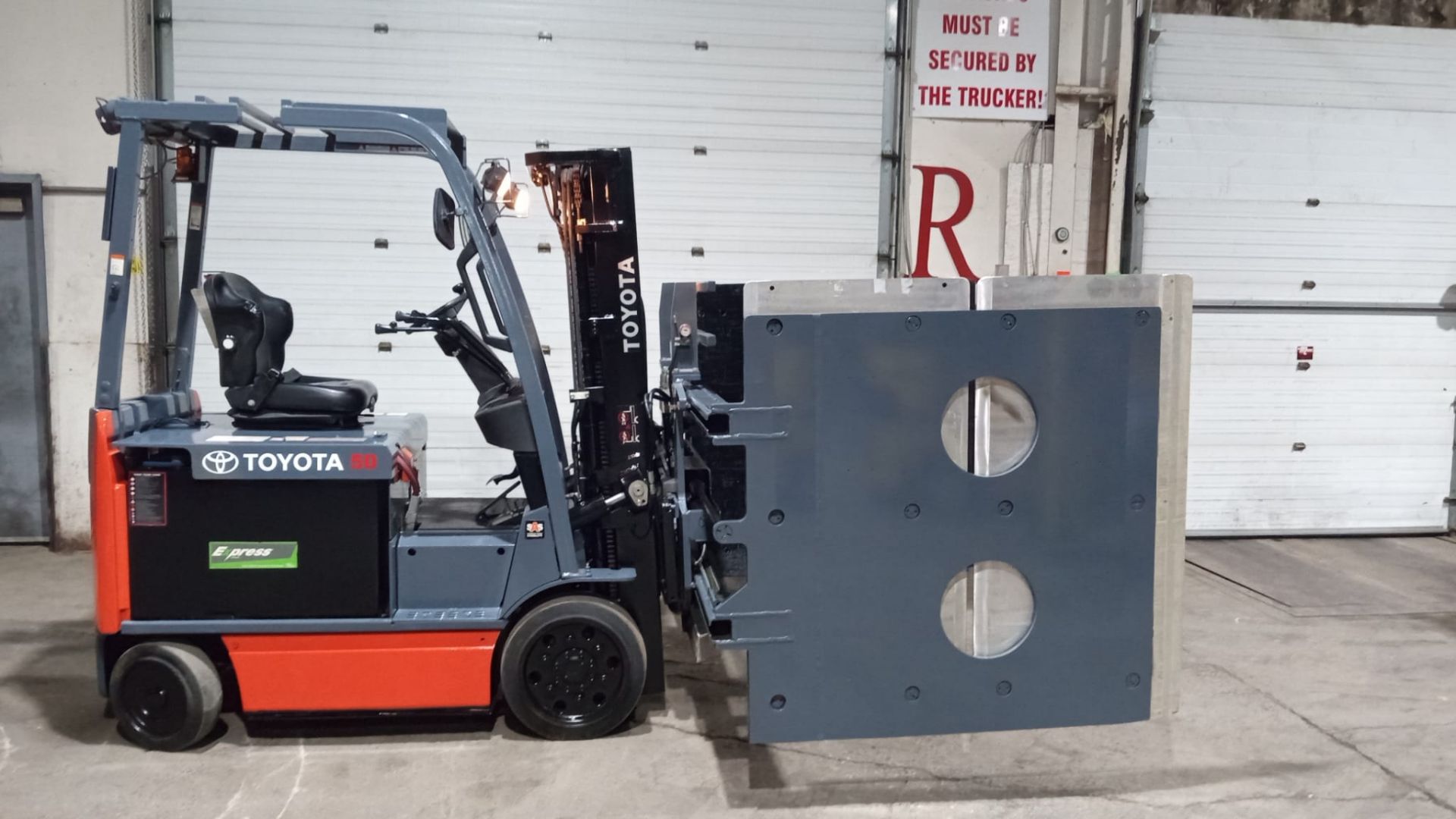 2016 Toyota 5,000lbs Capacity Electric Forklift 48V with sideshift & 3-STAGE MAST & Clamping