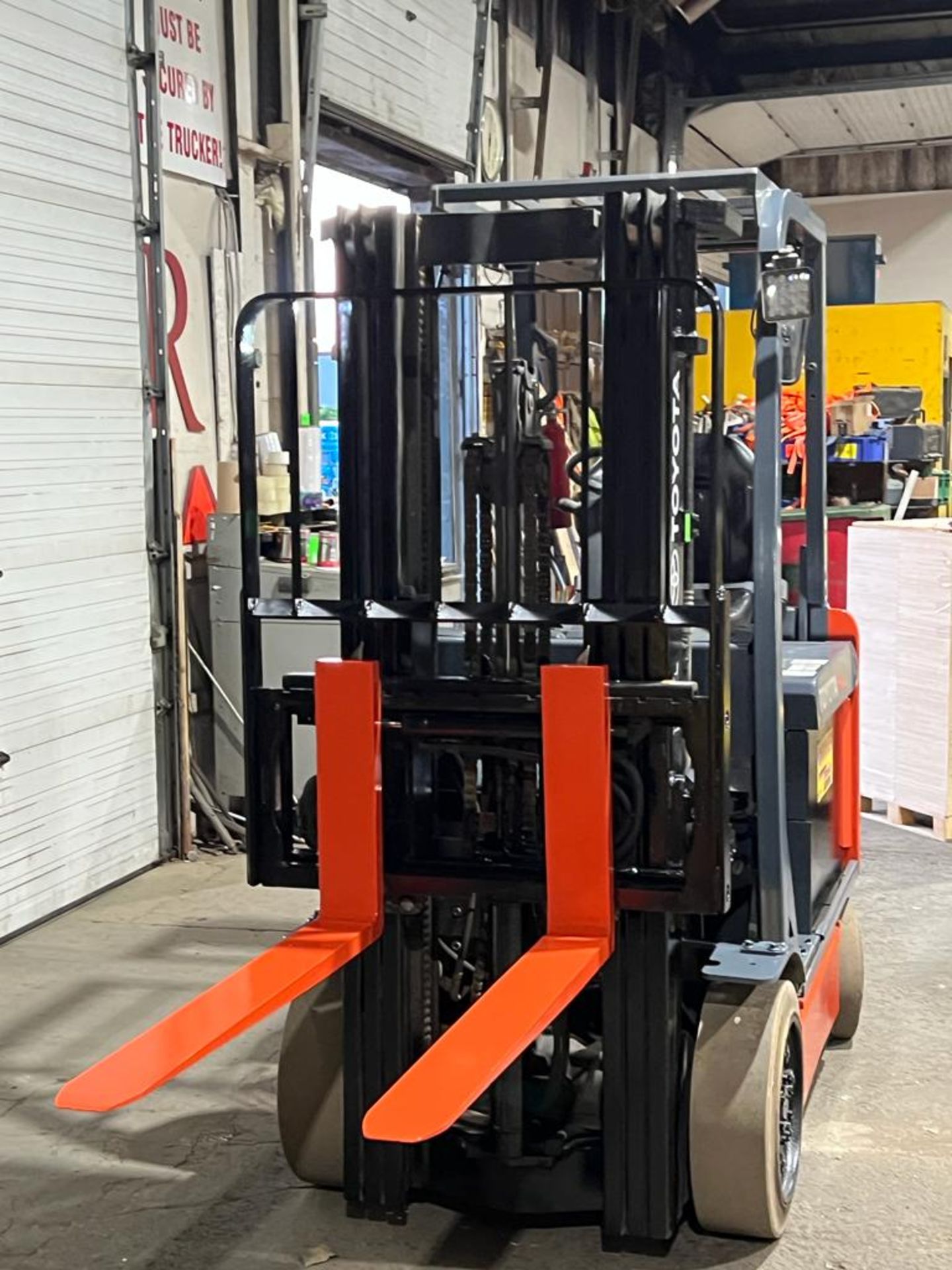 2014 Toyota 5,000lbs Capacity Forklift Electric with 48V Battery with 3-Stage Mast with - Image 2 of 4