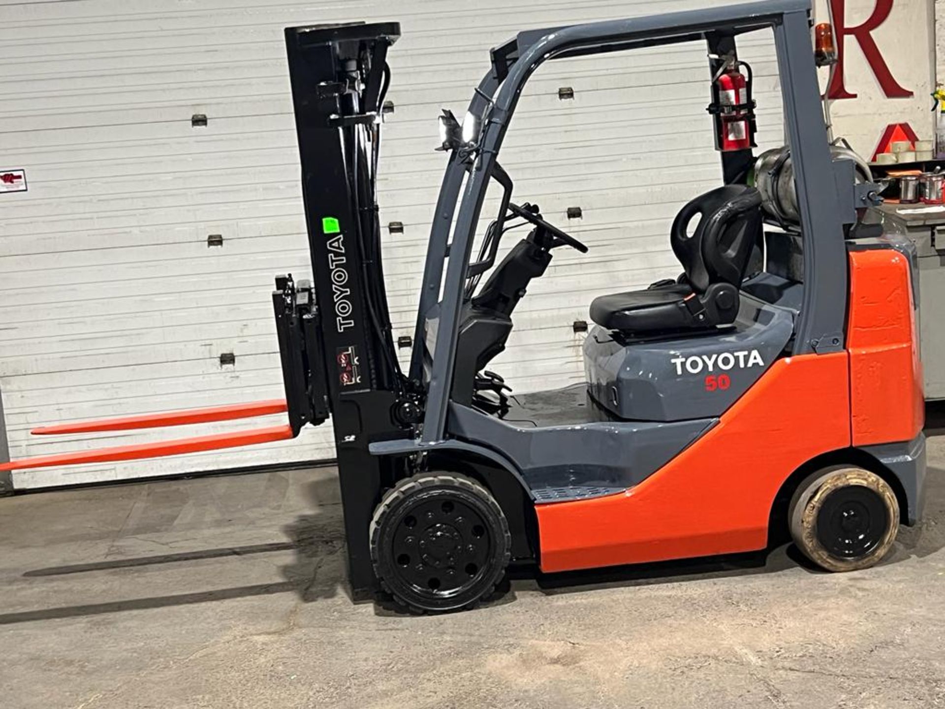 2007 Toyota 5,000lbs Capacity LPG (Propane) Forklift with sideshift and 3-STAGE MAST (no propane