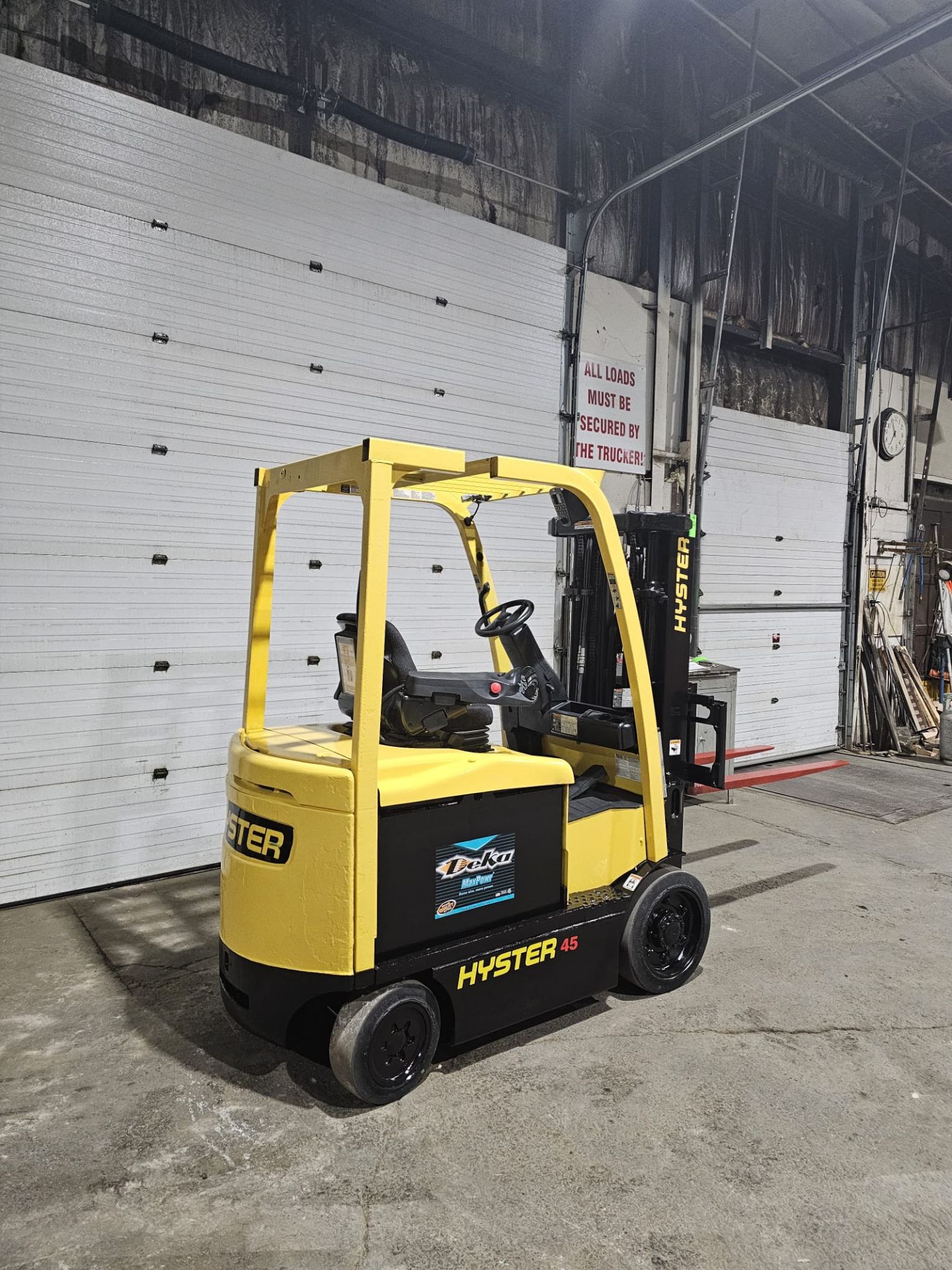 2011 HYSTER 4,500lbs Capacity Forklift indoor 3-STAGE MAST 48V Battery Sideshift & 4 functions and - Image 3 of 7