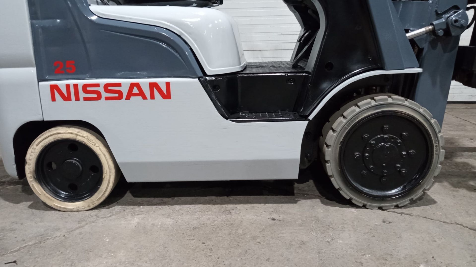 Nissan 5,000 Capacity Forklift LPG (Propane) with Sideshift and 3-STAGE MAST non-marking tires (no - Image 3 of 6