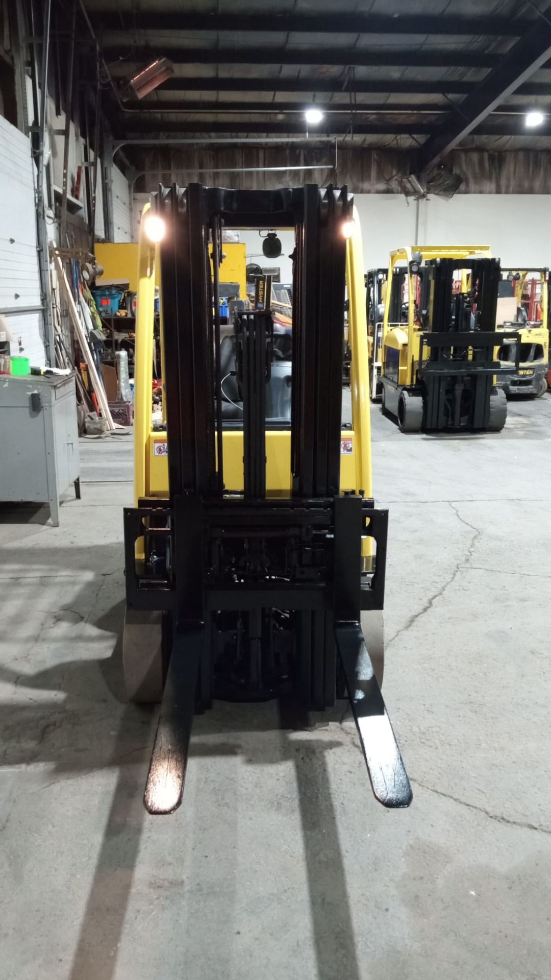 2016 HYSTER 5,000lbs Capacity LPG (Propane) Forklift with sideshift & 3-STAGE MAST & Non Marking - Image 5 of 5