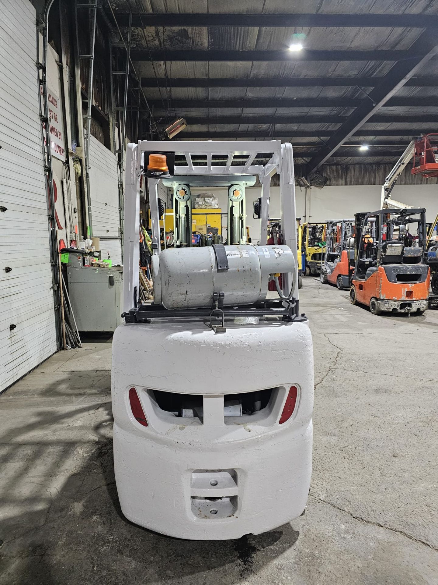 2015 Nissan 5000lbs Capacity LPG (Propane) Forklift 3-STAGE MAST with sideshift (no propane tank - Image 3 of 5