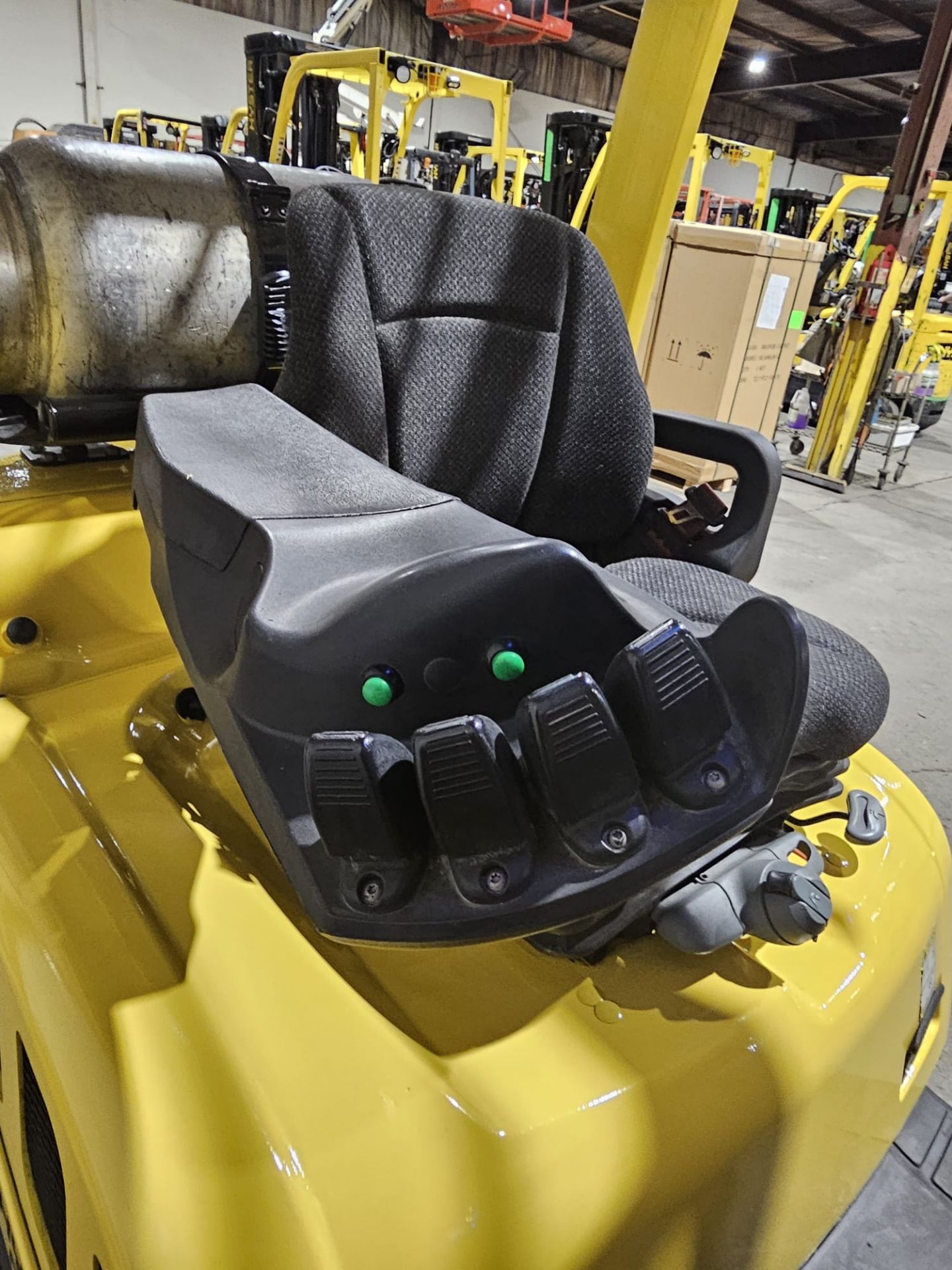 2016 HYSTER 5,000lbs Capacity LPG (Propane) Forklift with sideshift - 4 function control hookup & - Image 7 of 8