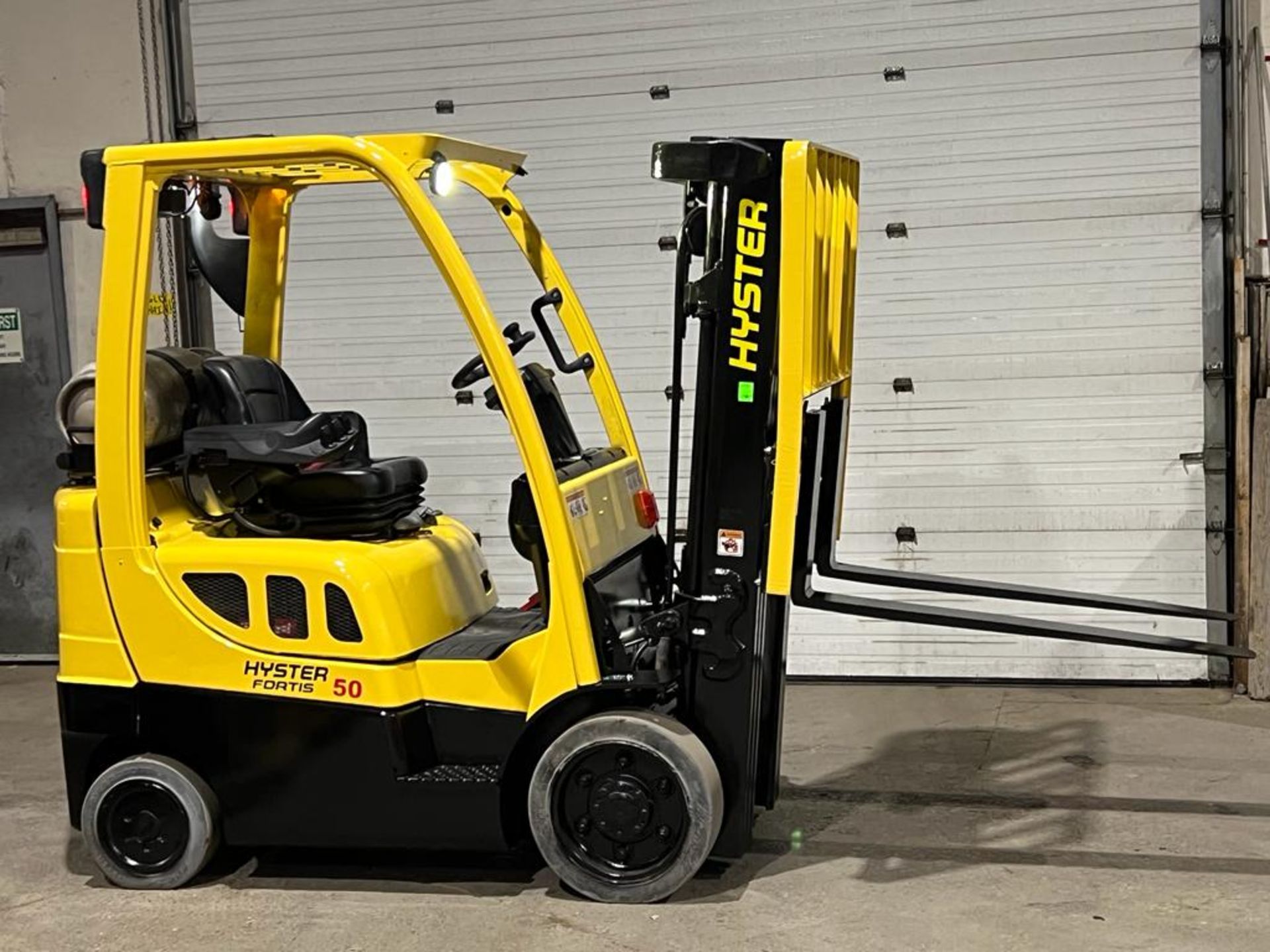 2014 Hyster 5,000lbs Forklift LPG (propane powered) with Sideshift and 3-stage Mast (no propane tank