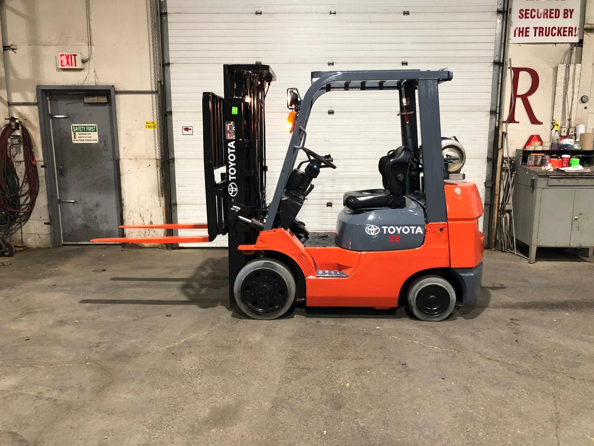 Toyota 5,000lbs Capacity LPG (Propane) Forklift with sideshift and 3-STAGE MAST (no propane tank