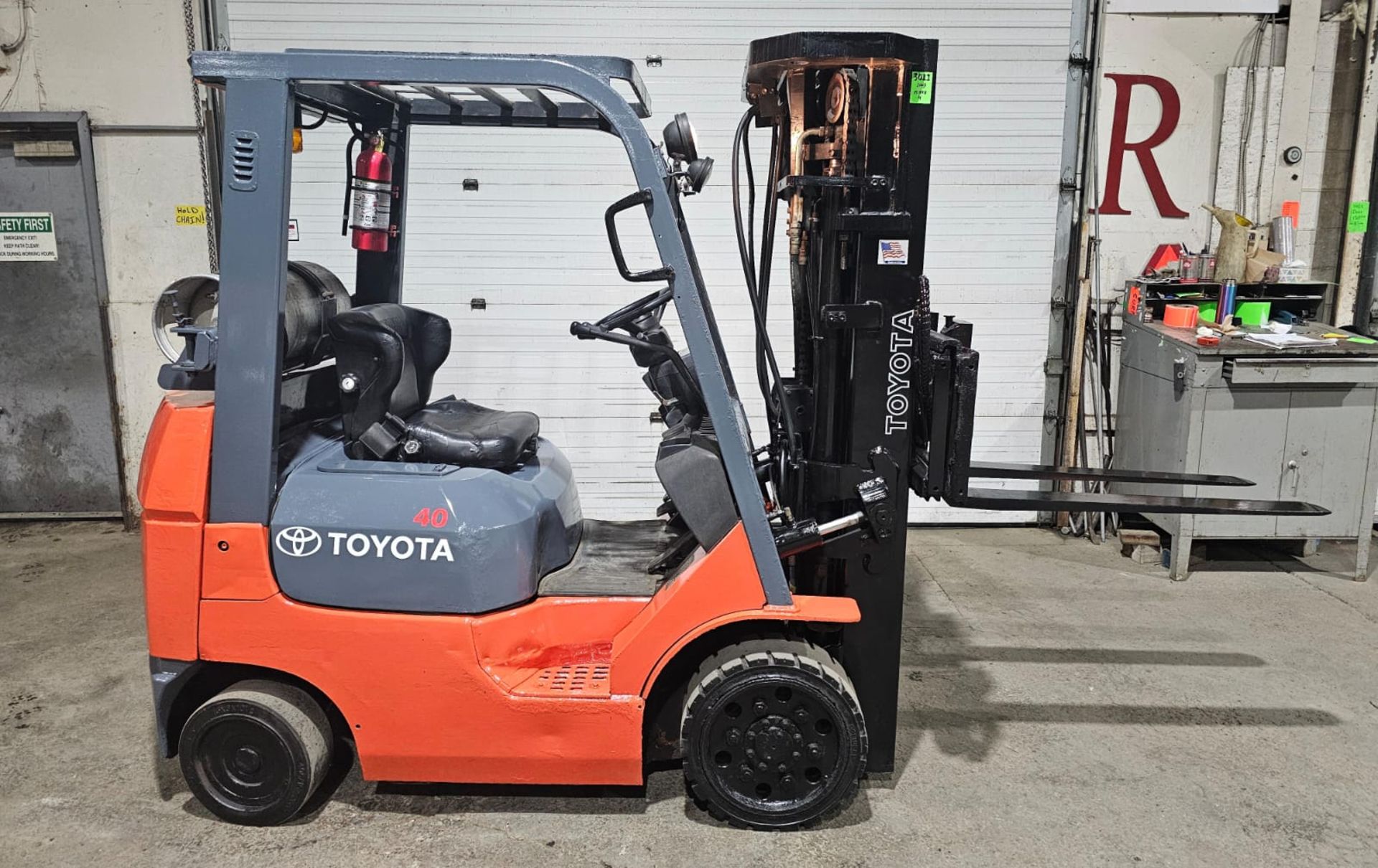 Toyota 4,000lbs Capacity LPG (Propane) Forklift with sideshift & 4-STAGE MAST with Front tires