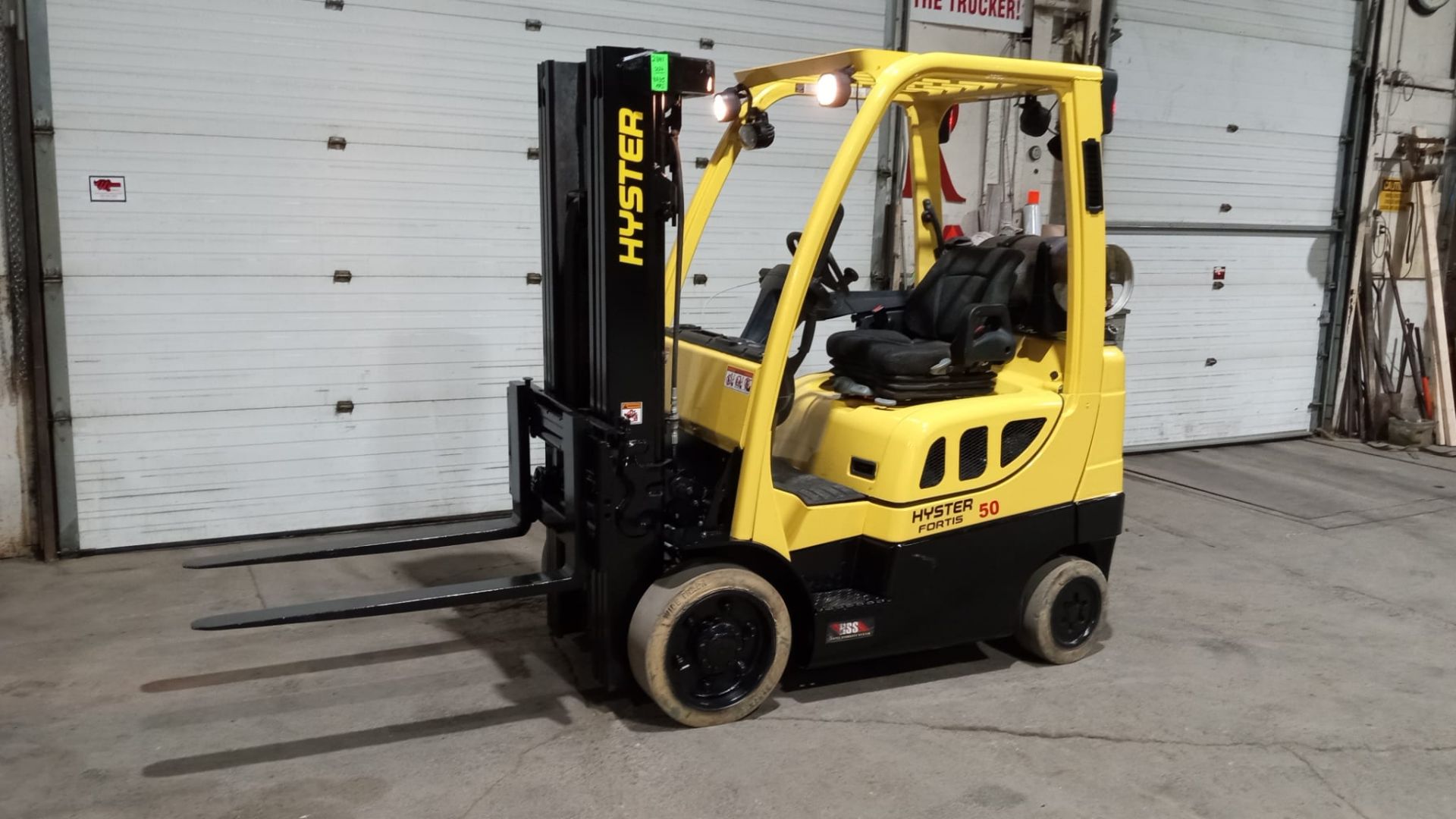 2016 HYSTER 5,000lbs Capacity LPG (Propane) Forklift with sideshift & 3-STAGE MAST & Non Marking - Image 2 of 5