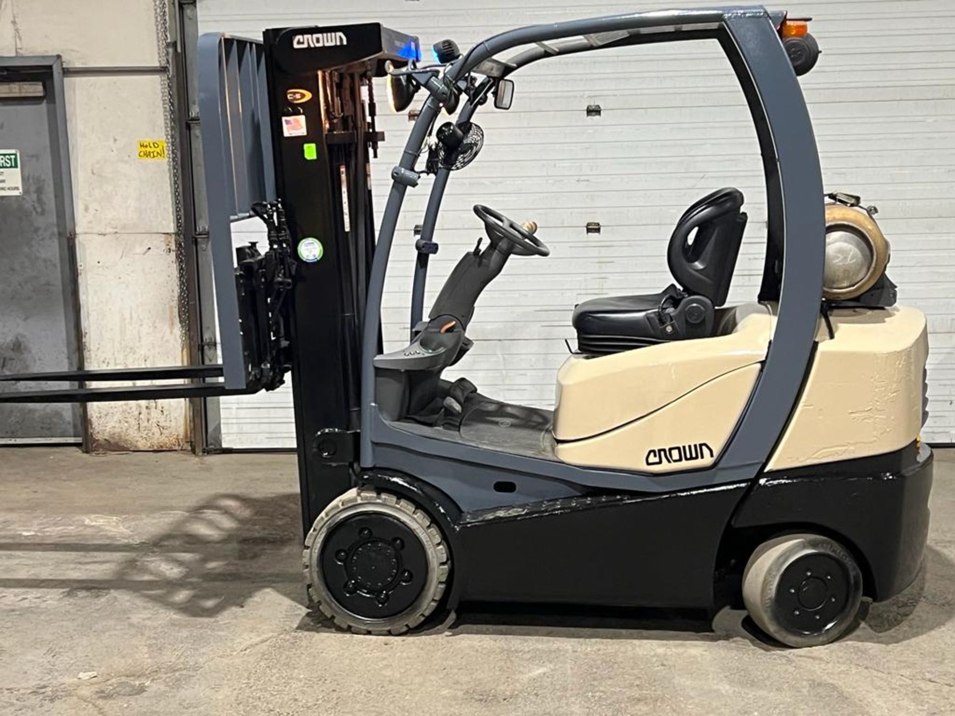 2016 Crown 5,000lbs Forklift LPG (propane) with Sideshift and 3-stage Mast with Low Hours (no