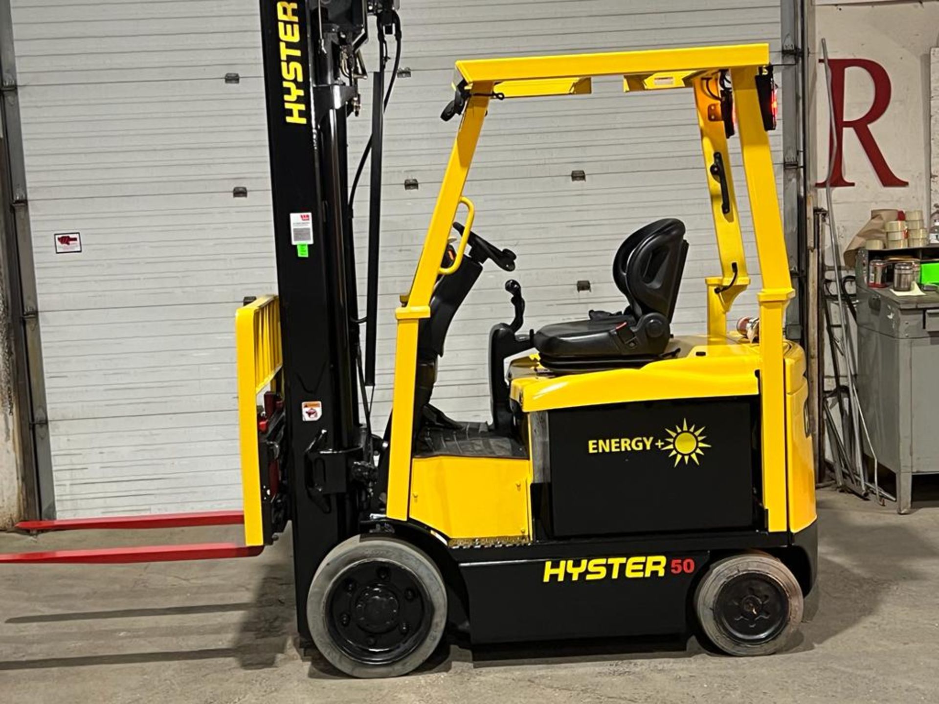 2018 Hyster 5,000lbs Capacity Forklift Electric with 48V Battery & 4-STAGE MAST with Sideshift