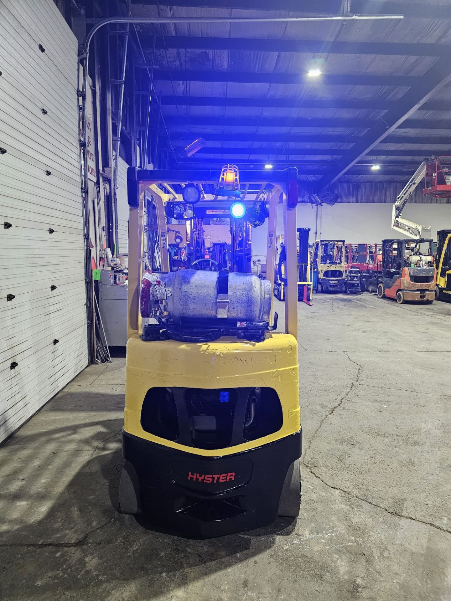 2016 Hyster 5,000lbs Capacity LPG (Propane) forklift indoor 3-STAGE MAST with sideshift (no - Image 6 of 7