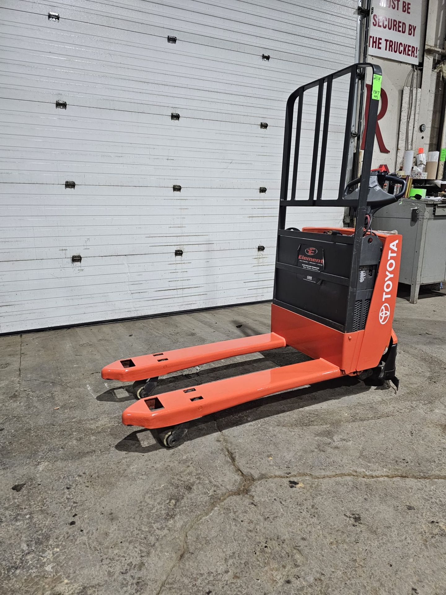 TOYOTA 4,500lbs capacity Powered Pallet Cart 24V BATTERY - Walkie unit with built in Charger - LOW - Image 2 of 6