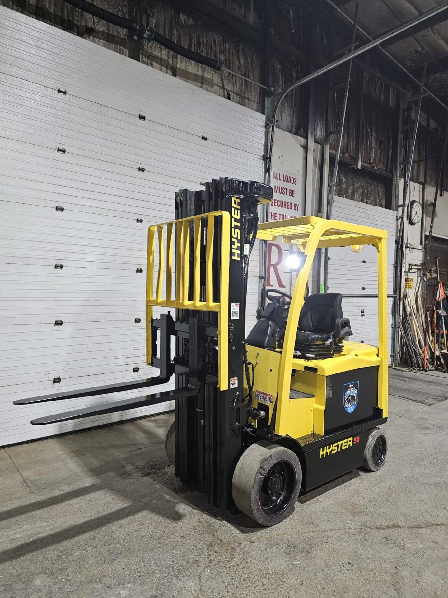 2018 Hyster 5000lbs Capacity Forklift Electric with 48v Battery & 4-STAGE MAST with Sideshift with 4 - Image 3 of 8