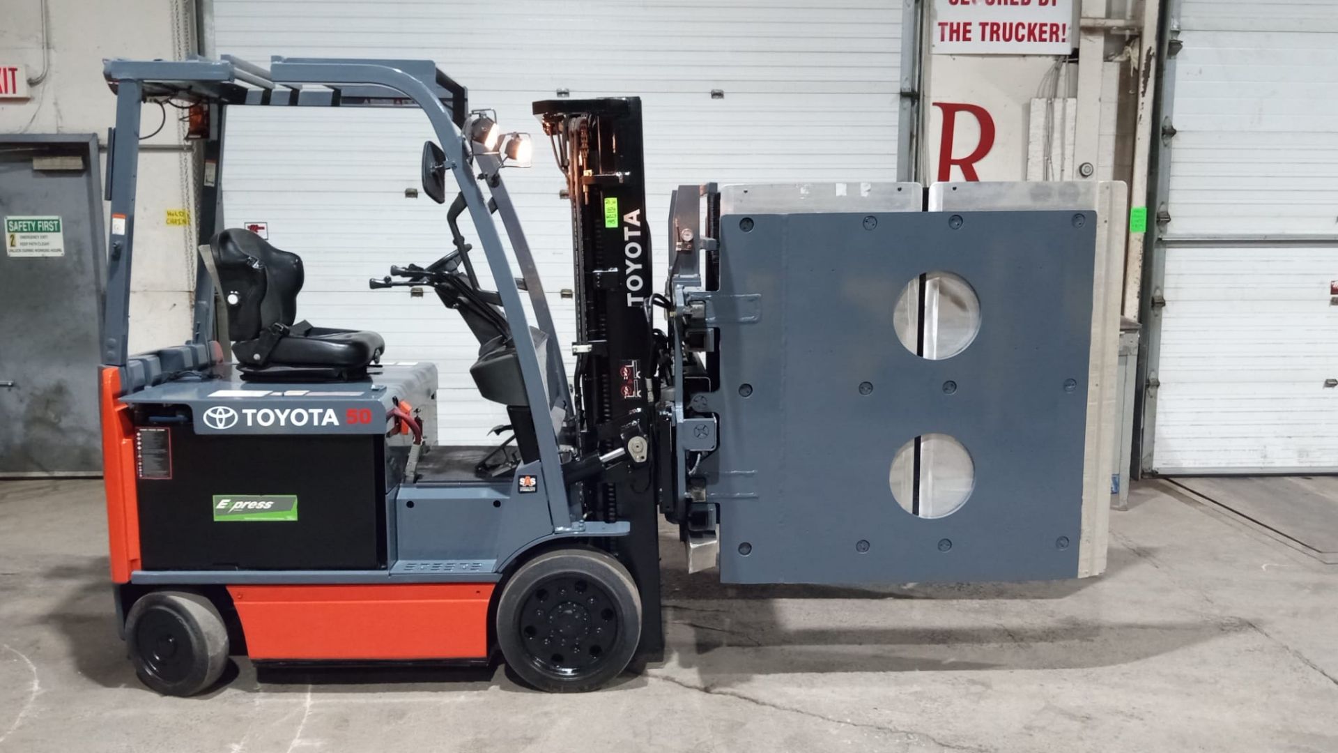 2016 Toyota 5,000lbs Capacity Electric Forklift 48V with sideshift & 3-STAGE MAST & Clamping - Image 4 of 5