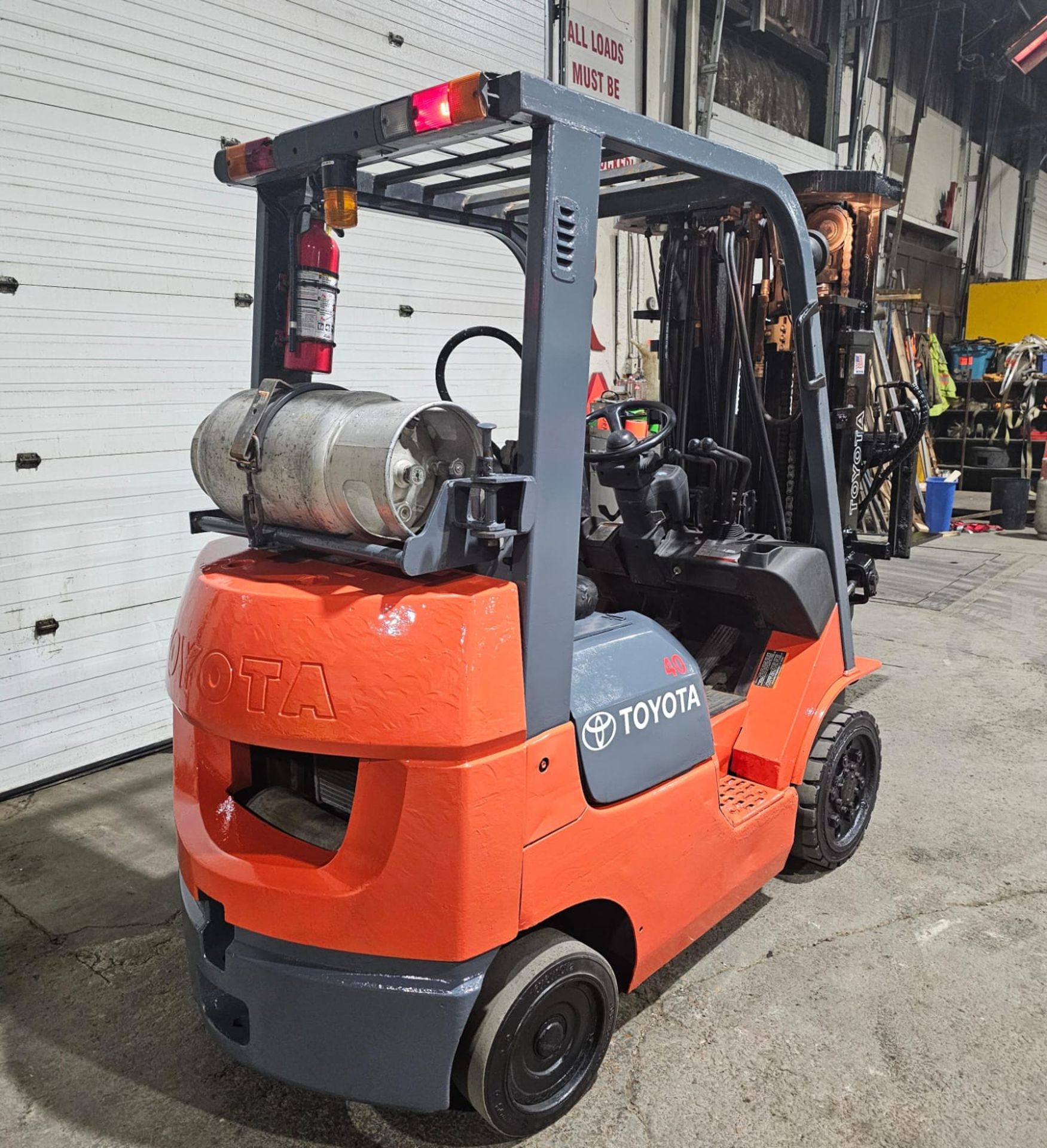 Toyota 4,000lbs Capacity LPG (Propane) Forklift with sideshift & 4-STAGE MAST with Front tires - Image 2 of 6