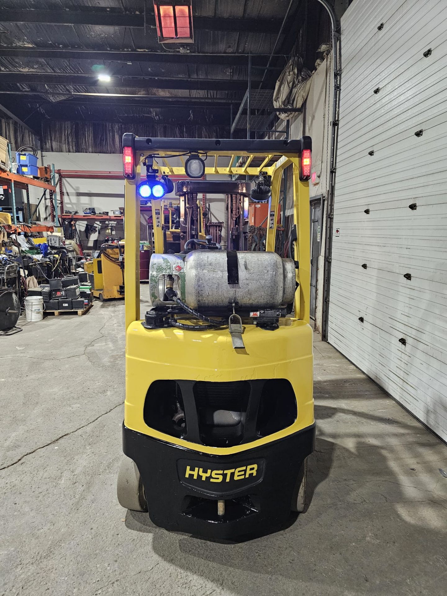 2016 HYSTER 5,000lbs Capacity LPG (Propane) Forklift with sideshift - 4 function control hookup & - Image 4 of 8