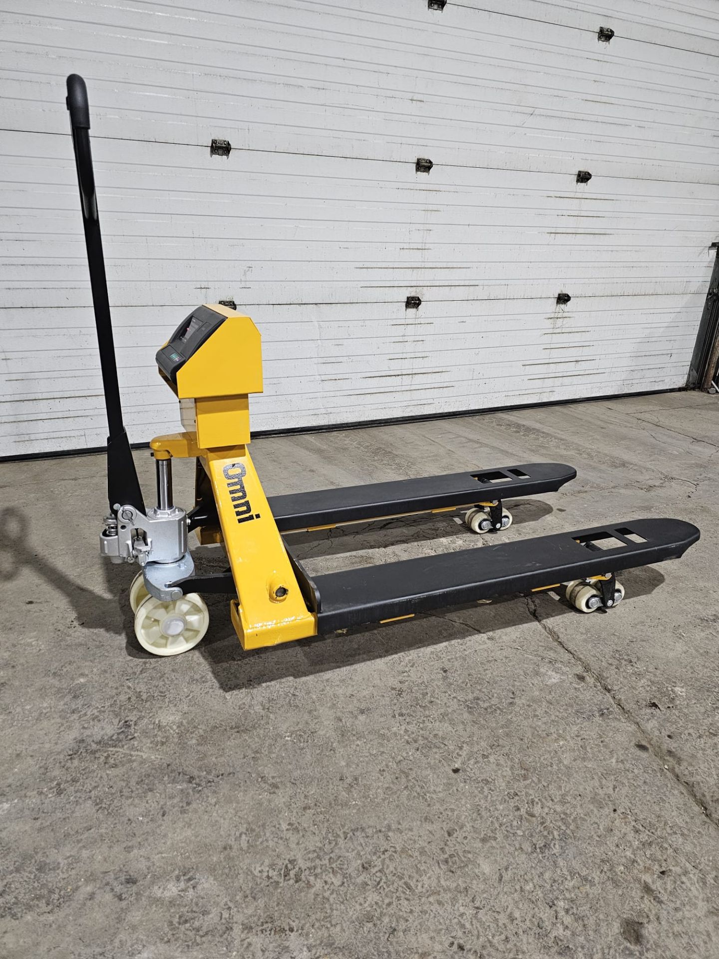 Brand New Omni Pallet Truck Walkie 6,000lbs / 3,000kg capacity with Built On Digital Scale & Charger - Image 3 of 5