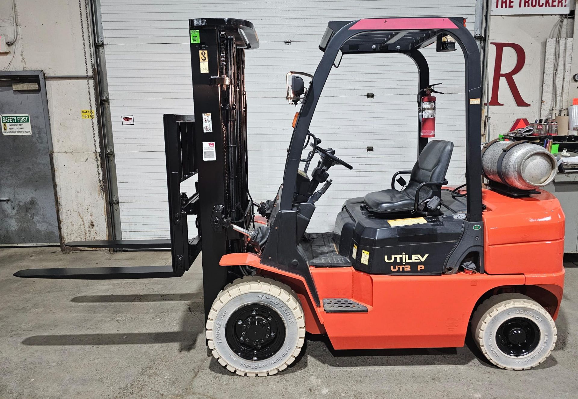 2016 Utilev 5,000lbs Capacity LPG (Propane) OUTDOOR Forklift with sideshift & 3-STAGE MAST & tires