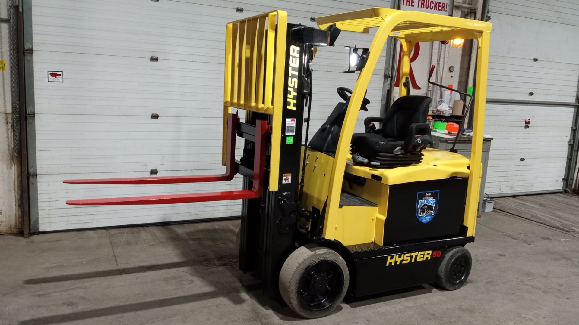 2018 Hyster 5000lbs Capacity Forklift Electric with 48v - 3-STAGE MAST with Sideshift with trailer - Image 2 of 5