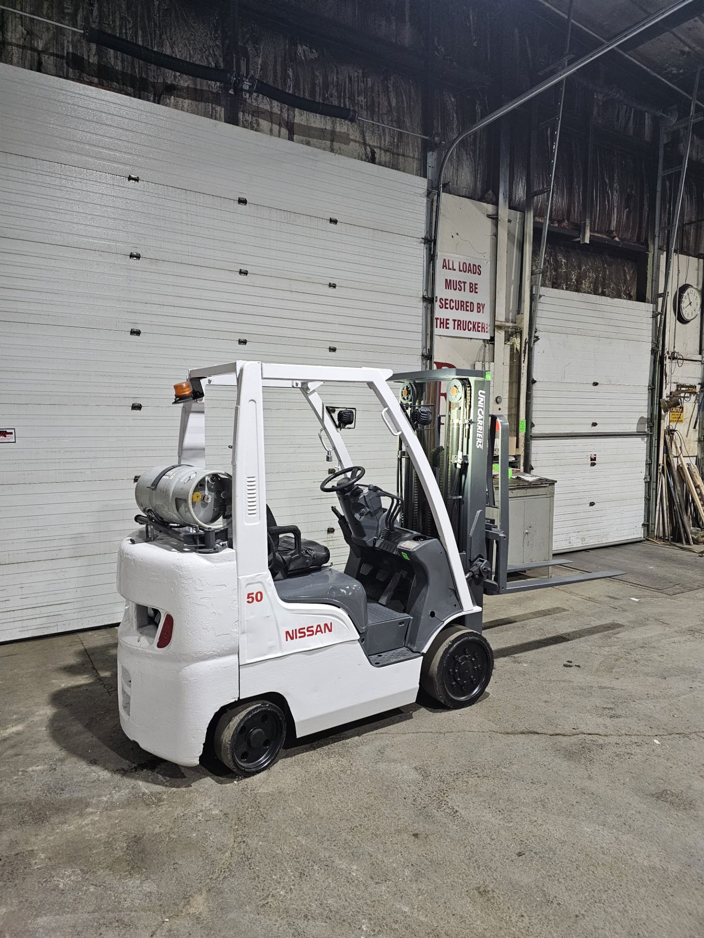 2015 Nissan 5000lbs Capacity LPG (Propane) Forklift 3-STAGE MAST with sideshift (no propane tank - Image 5 of 5