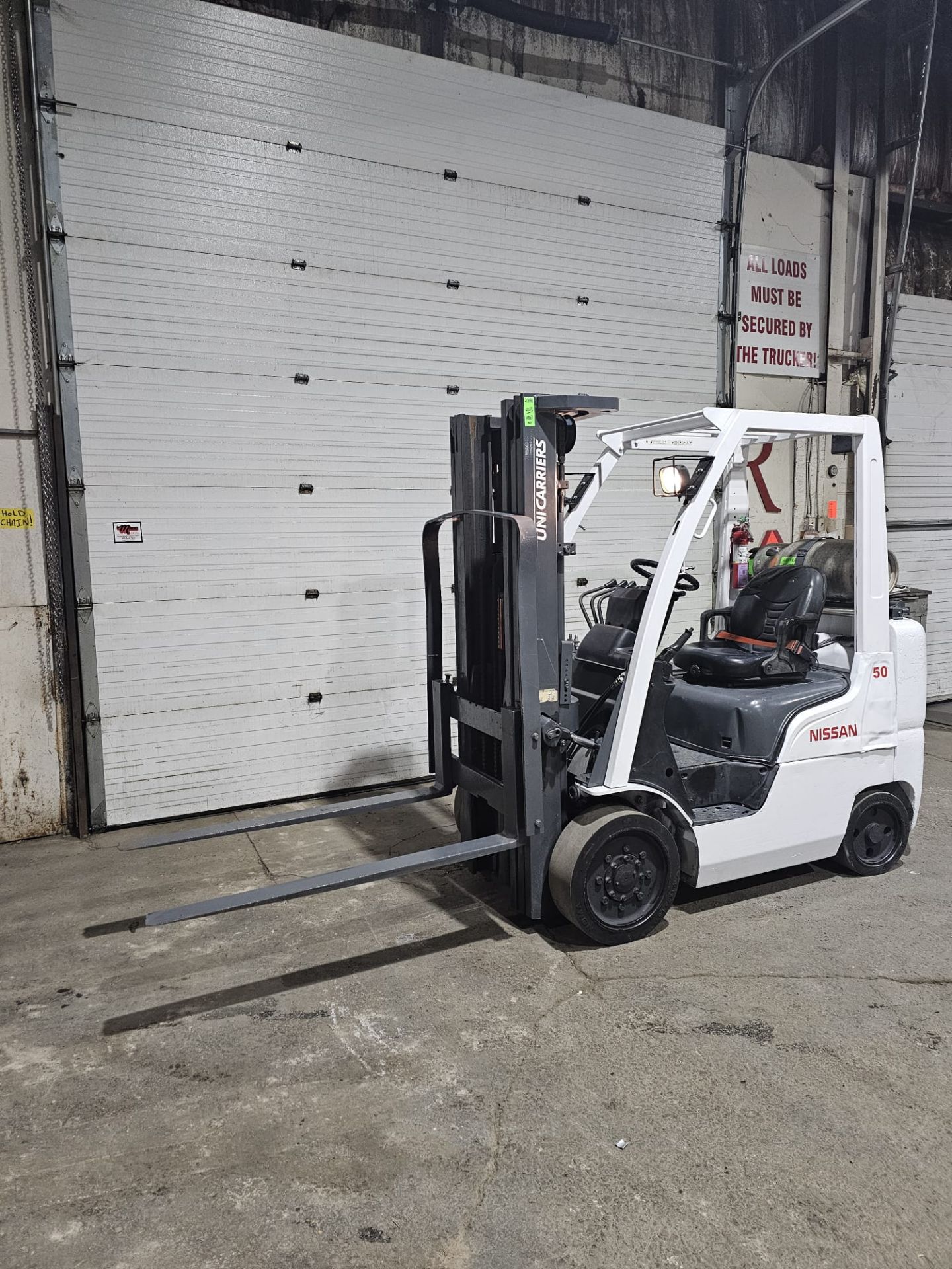 2013 Nissan 5000lbs Capacity LPG (Propane) forklift INDOOR 3-STAGE MAST with (no propane tank - Image 3 of 5
