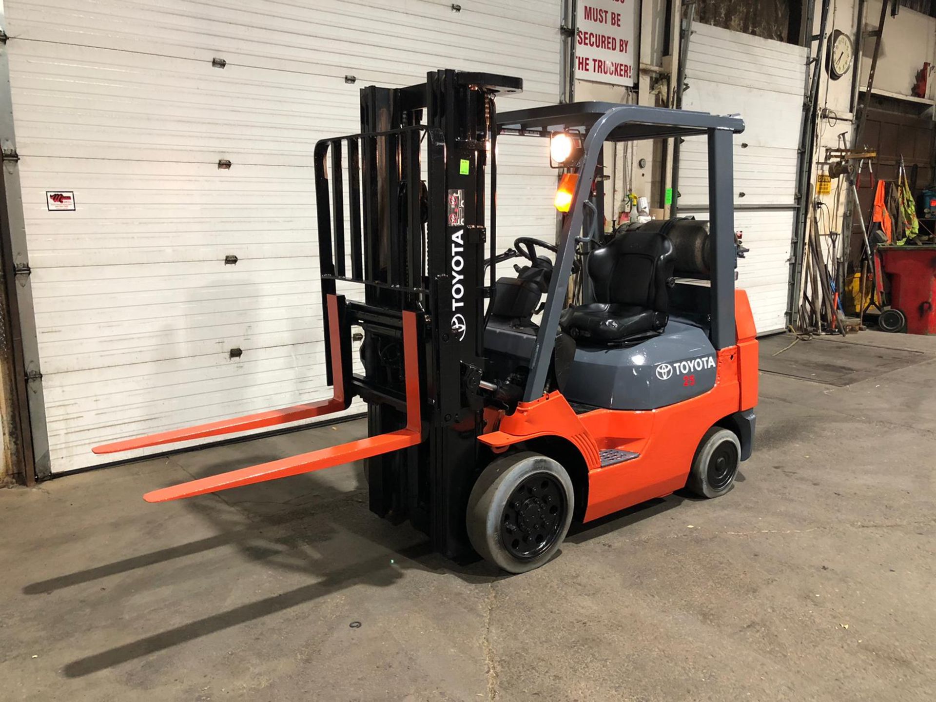 Toyota 5,000lbs Capacity LPG (Propane) Forklift with sideshift and 3-STAGE MAST (no propane tank - Image 3 of 5