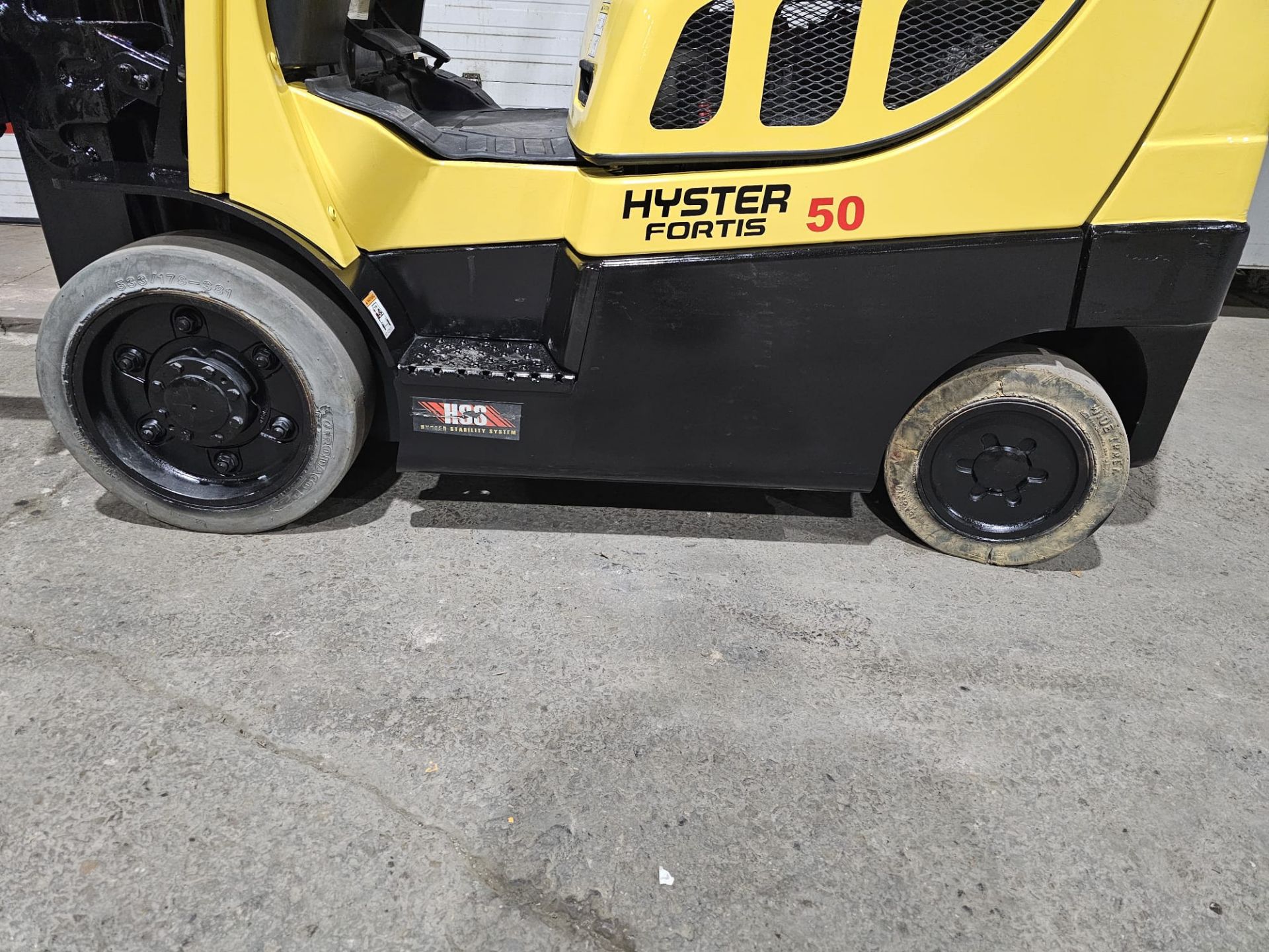 2016 HYSTER 5,000lbs Capacity LPG (Propane) Forklift with sideshift - 4 function control hookup & - Image 5 of 8