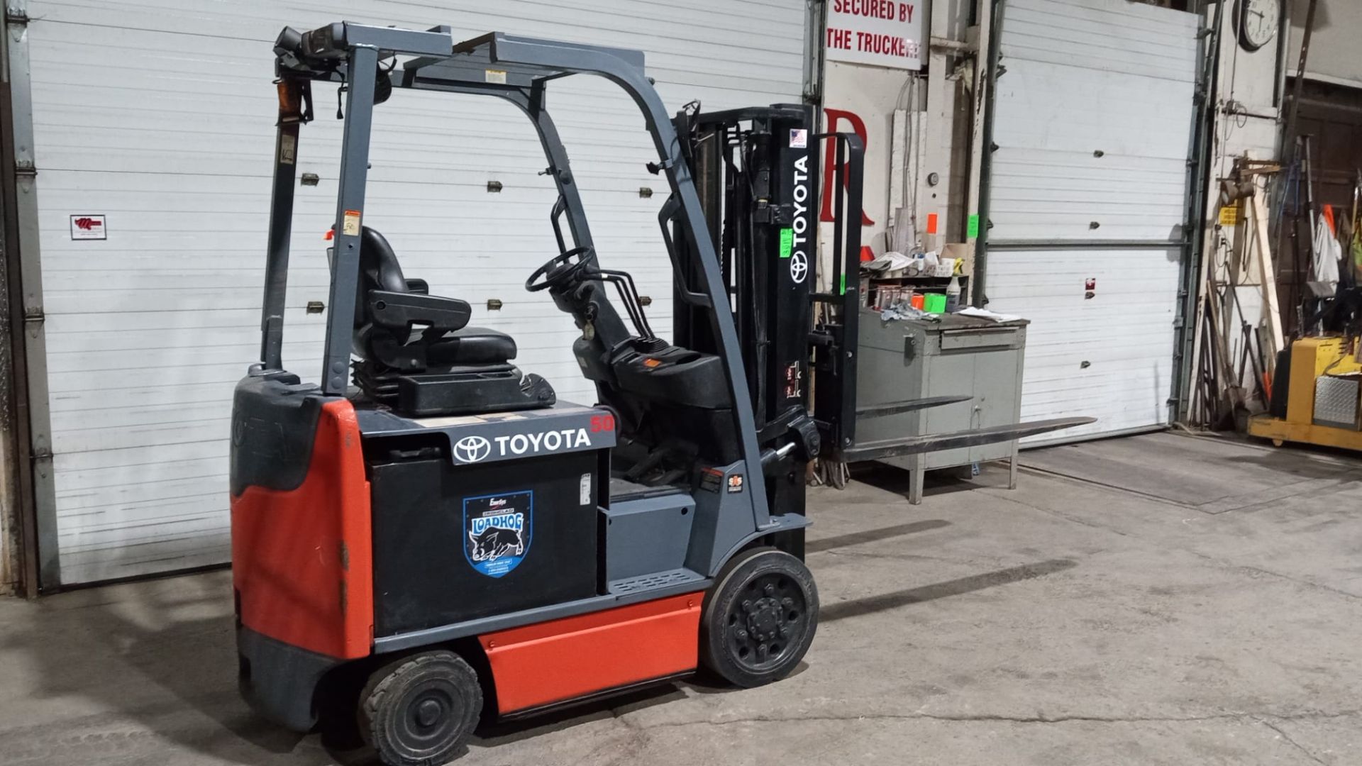 2017 TOYOTA 5,000lbs Capacity Electric Forklift 36V with sideshift and 60" forks - FREE CUSTOMS - Image 2 of 6