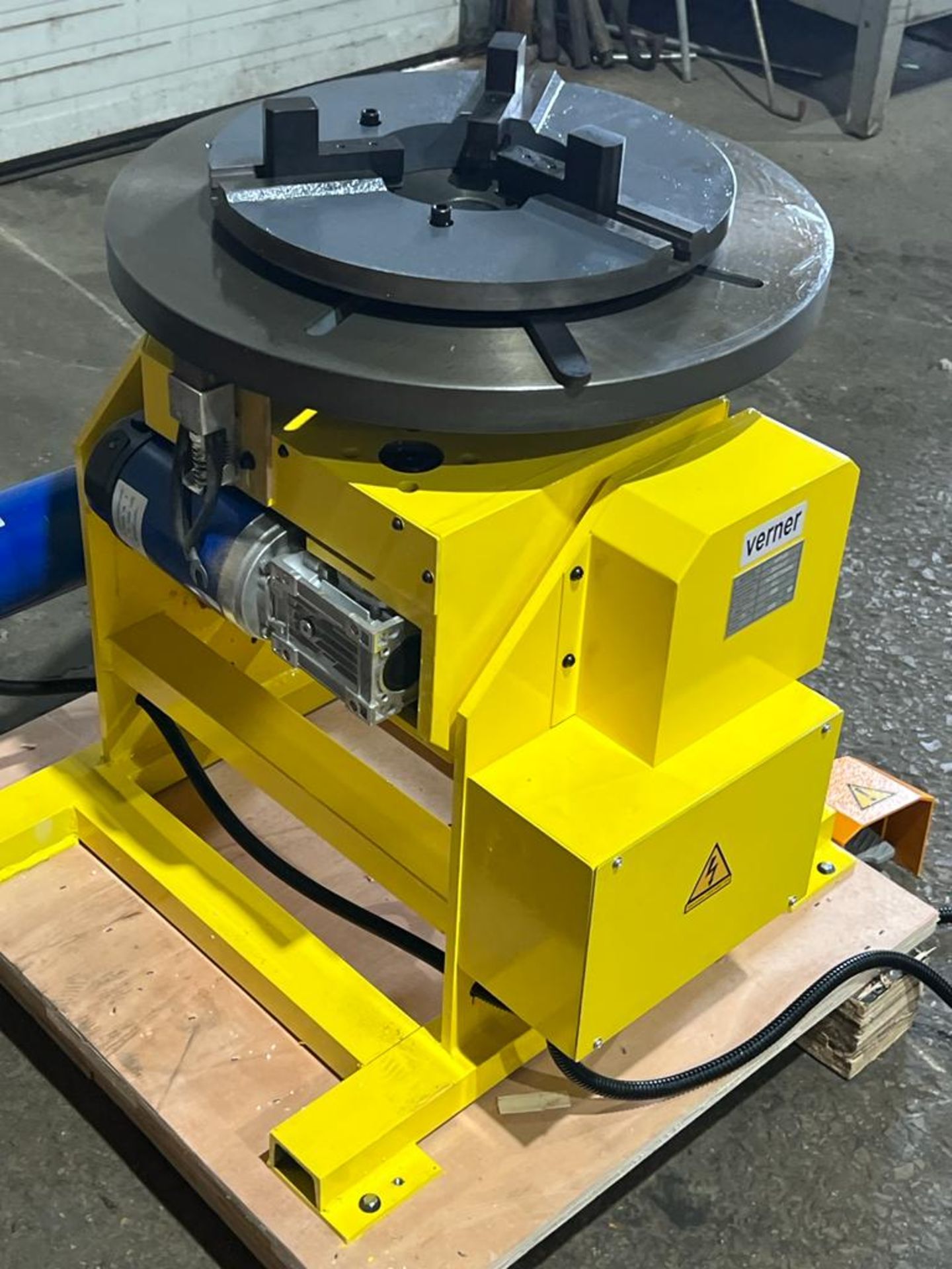 Verner model VD-1000 WELDING POSITIONER 1,000lbs capacity with 3-Jaw Clamping Chuck - tilt and - Image 5 of 5