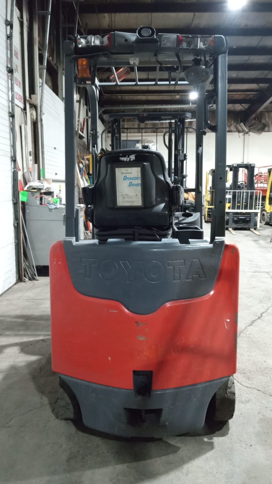 2017 TOYOTA 5,000lbs Capacity Electric Forklift 36V with sideshift and 60" forks - FREE CUSTOMS - Image 4 of 6