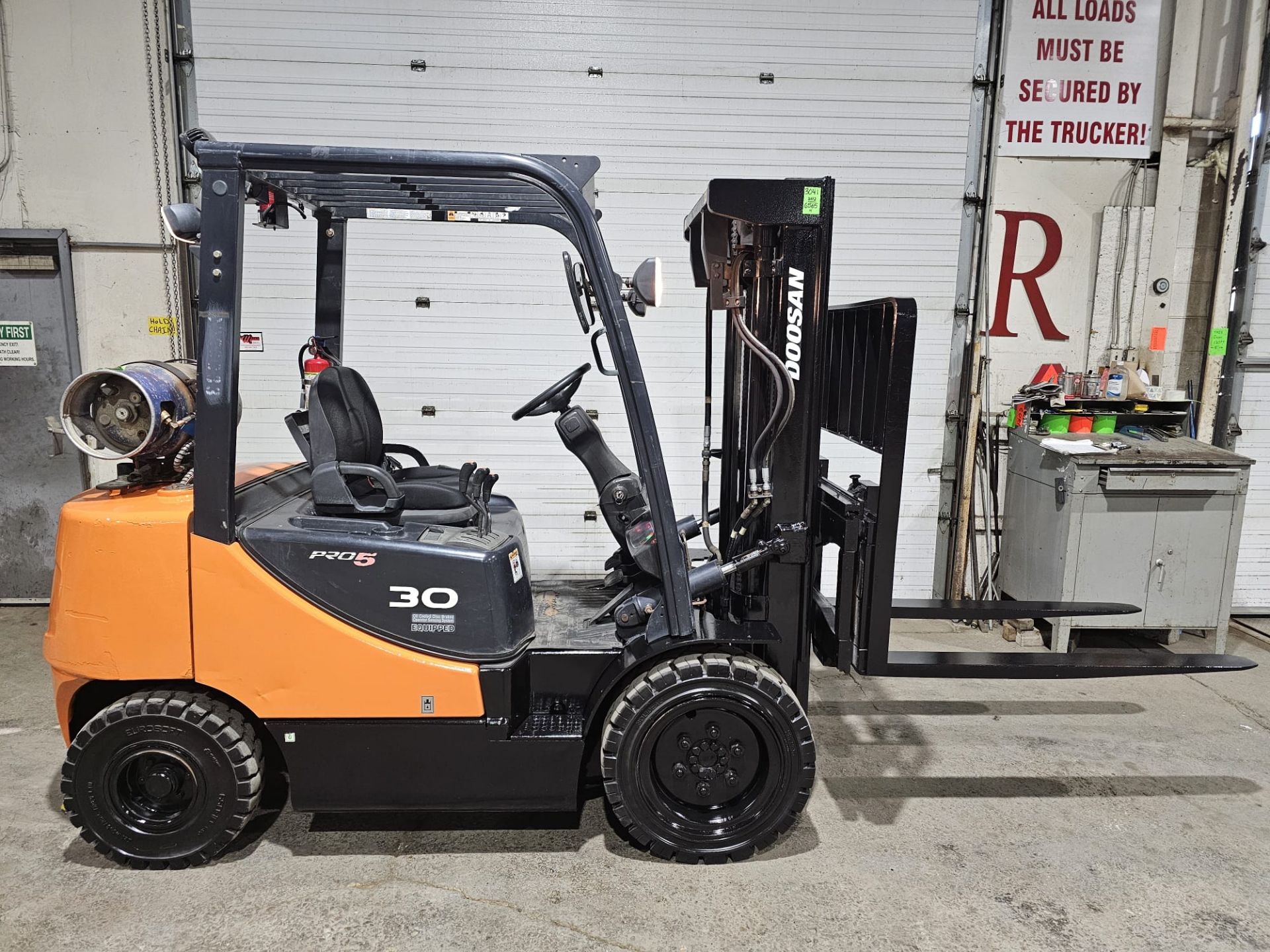 2012 Doosan 6,000lbs Capacity OUTDOOR LPG (Propane) with LOW HOURS Forklift 3-stage 189" load height