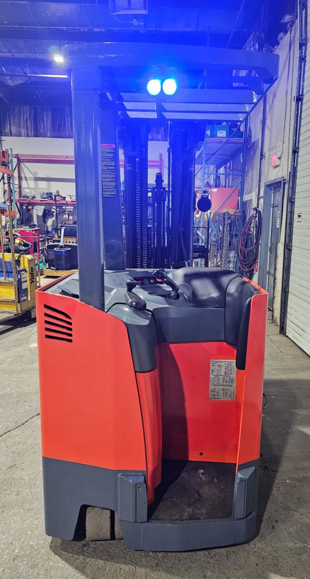 2017 Toyota 4,000lbs Capacity Electric Forklift with 4-STAGE Mast, 276" load height sideshift - Image 3 of 7