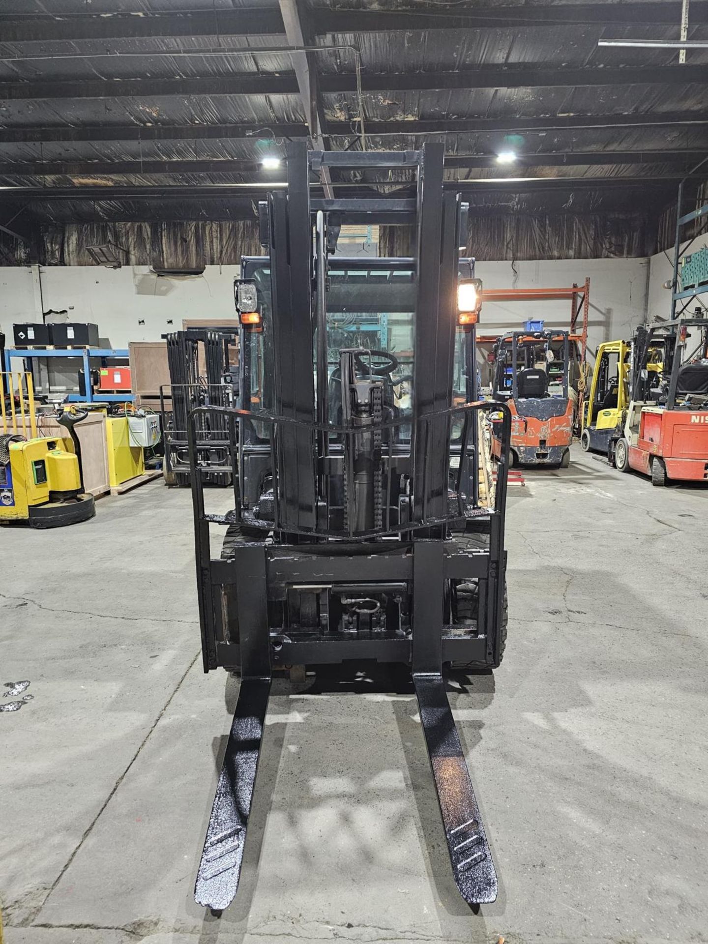 2017 Doosan 8,000 Capacity OUTDOOR LPG (Propane) Forklift with sideshift & 3-STAGE MAST 185" load - Image 8 of 8