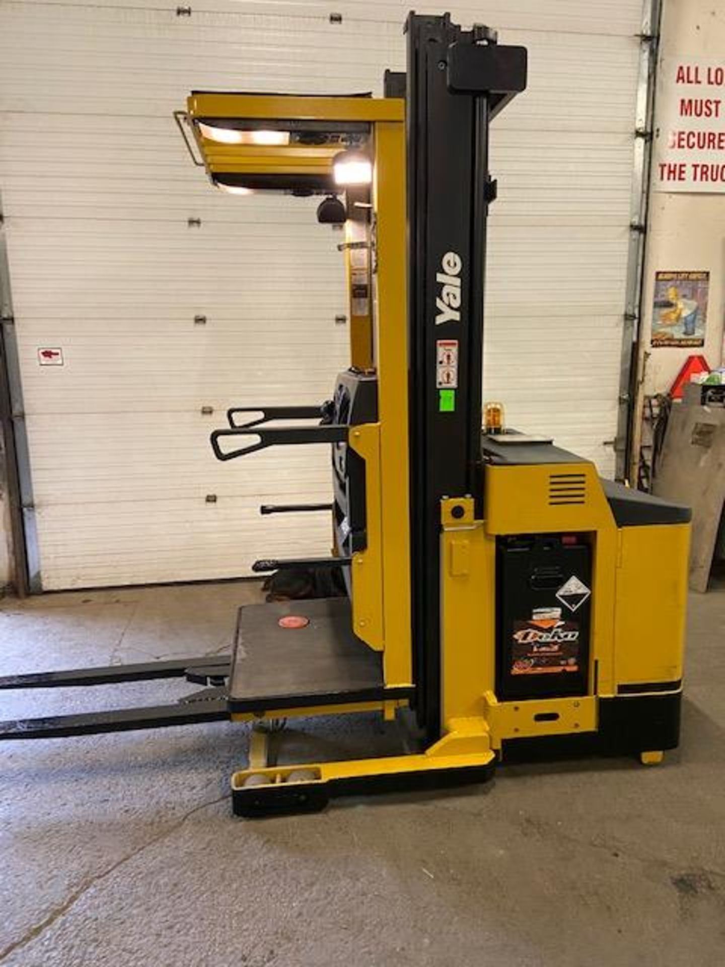 2015 Yale Order Picker 3000lbs capacity electric Powered Pallet Cart 24V battery and VERY LOW