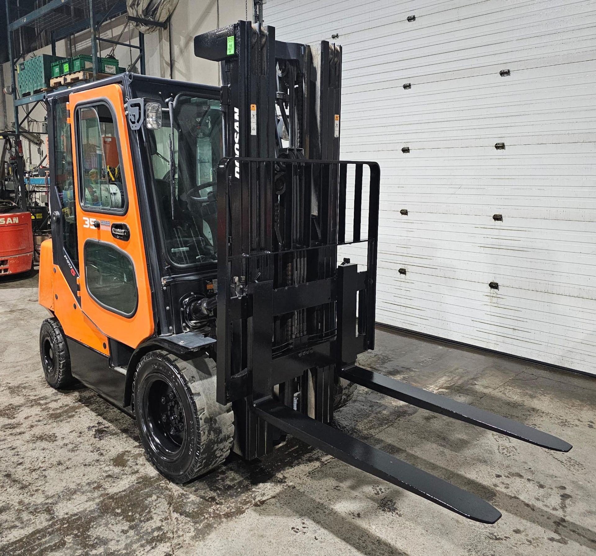 2017 DOOSAN 7,000lbs Capacity OUTDOOR LPG (propane) Forklift with VERY LOW HOURS 3-STAGE 190" LOAD - Image 16 of 17