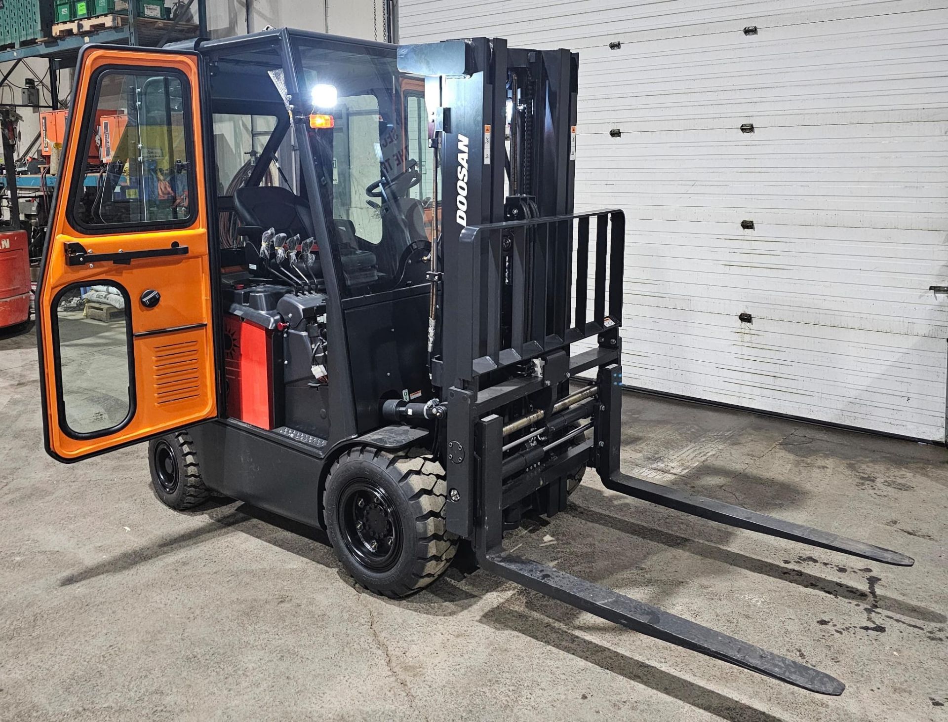 2023 NEW DOOSAN 5,000lbs Capacity OUTDOOR Forklift BRAND NEW BATTERY 48V with 0 Hours with Sideshift - Image 23 of 27