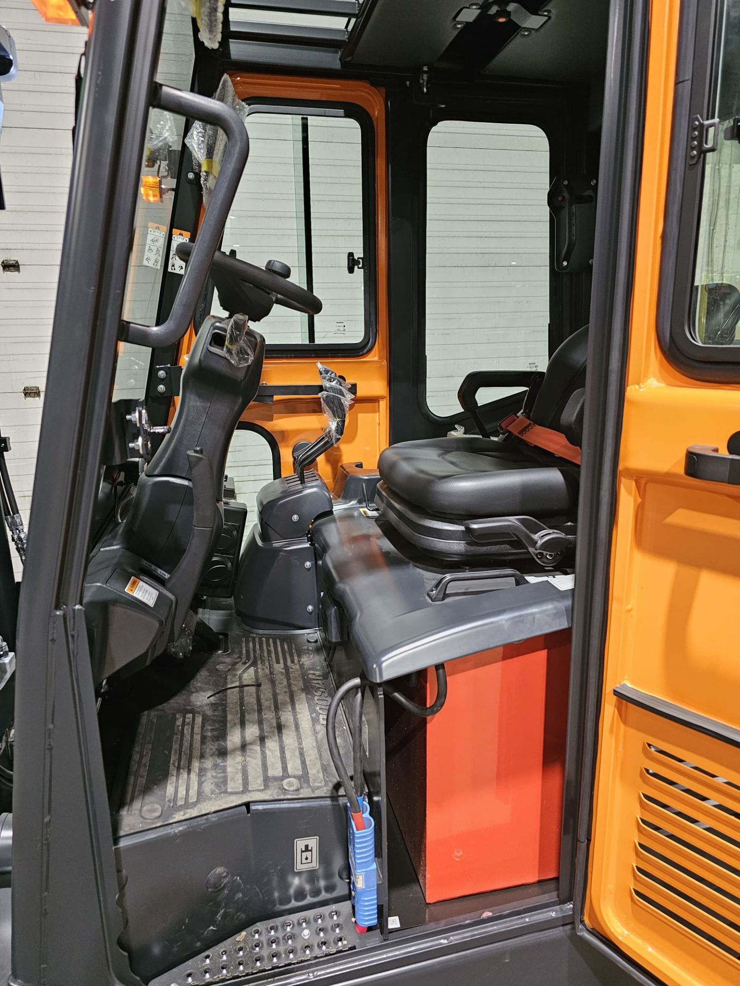 2023 NEW DOOSAN 5,000lbs Capacity OUTDOOR Forklift BRAND NEW BATTERY 48V with 0 Hours with Sideshift - Image 4 of 24